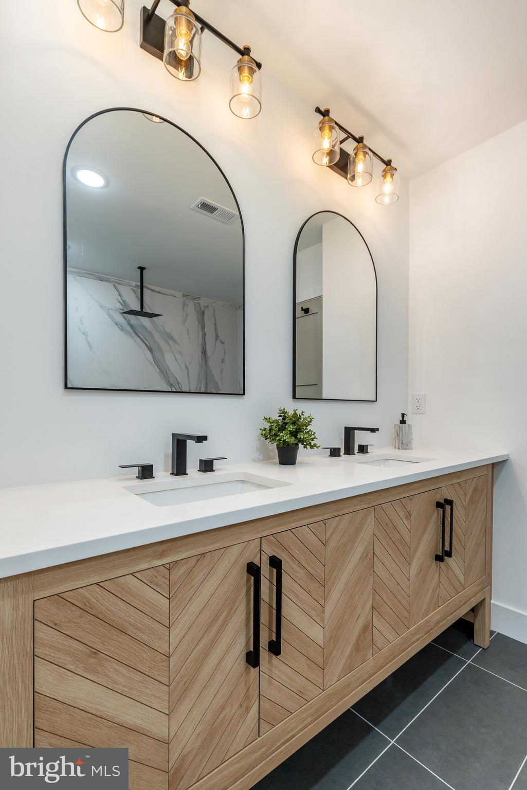 QUEEN VILLAGE - Residential