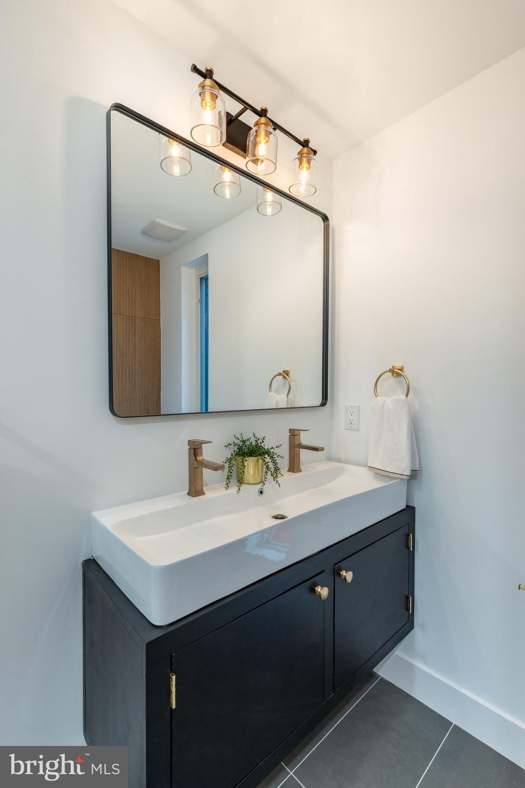 QUEEN VILLAGE - Residential