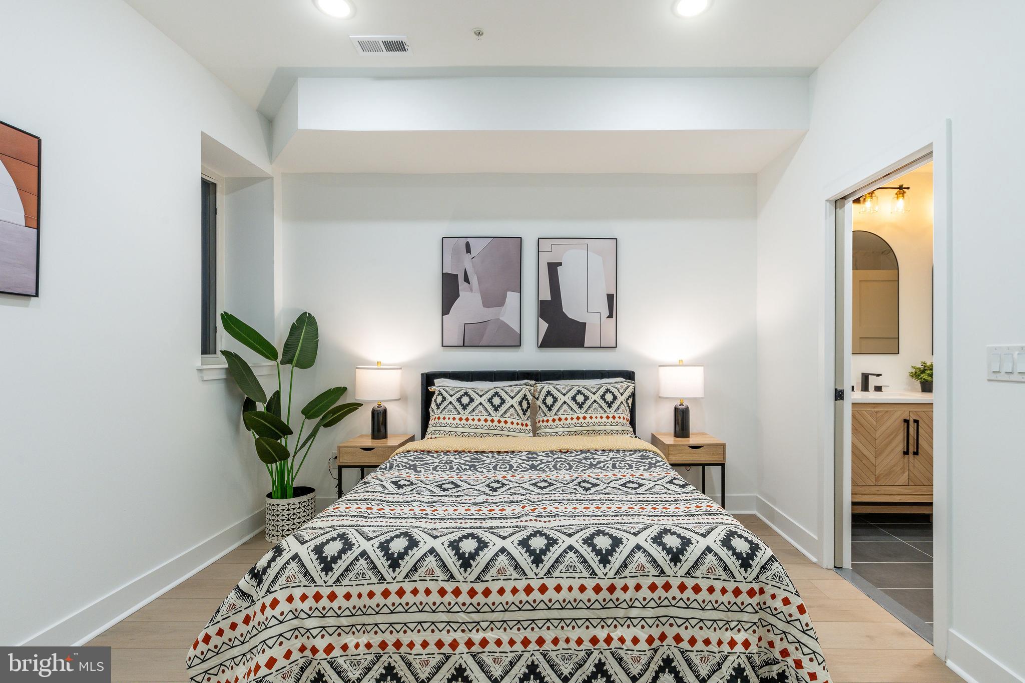 QUEEN VILLAGE - Residential