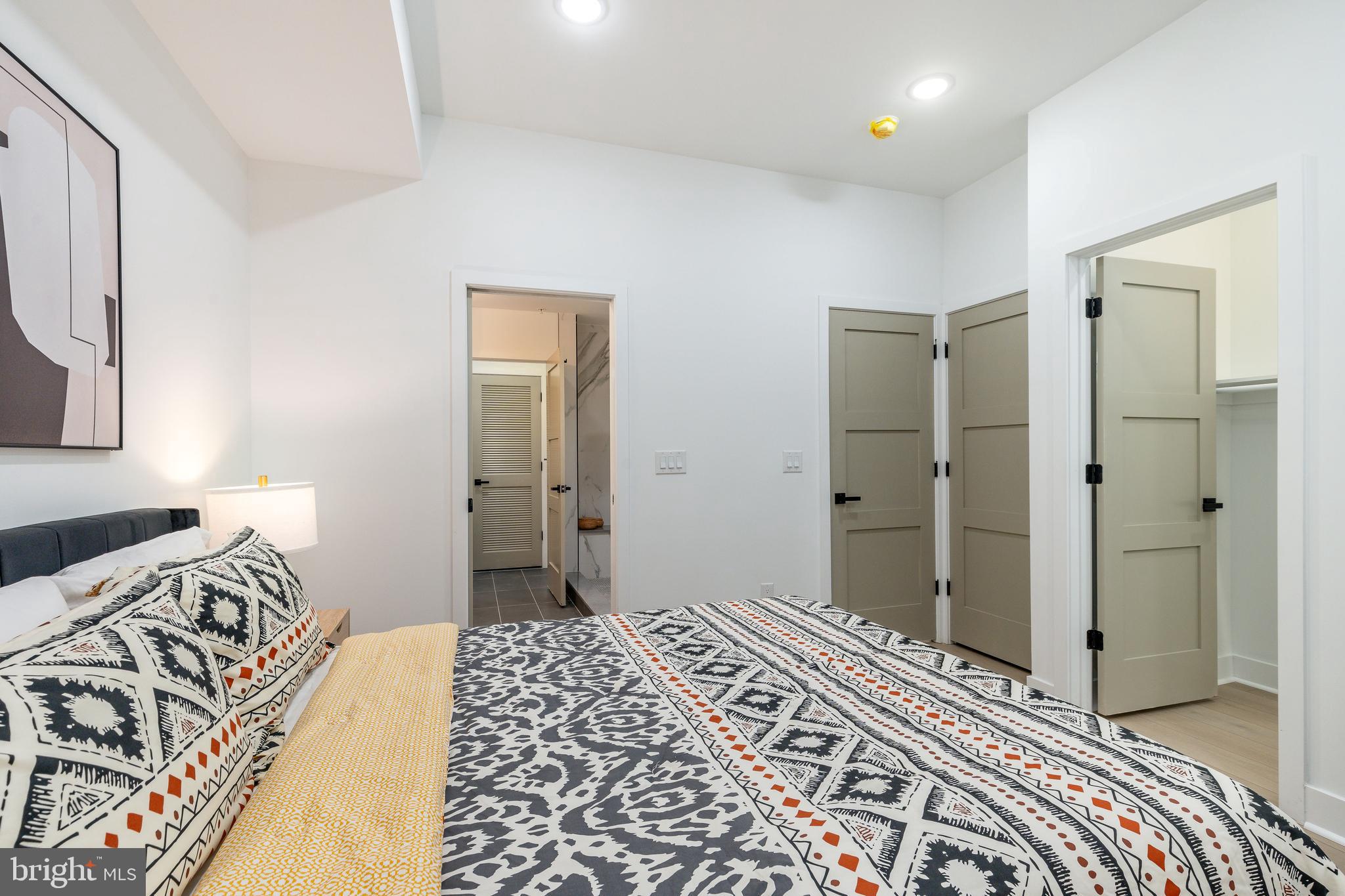 QUEEN VILLAGE - Residential