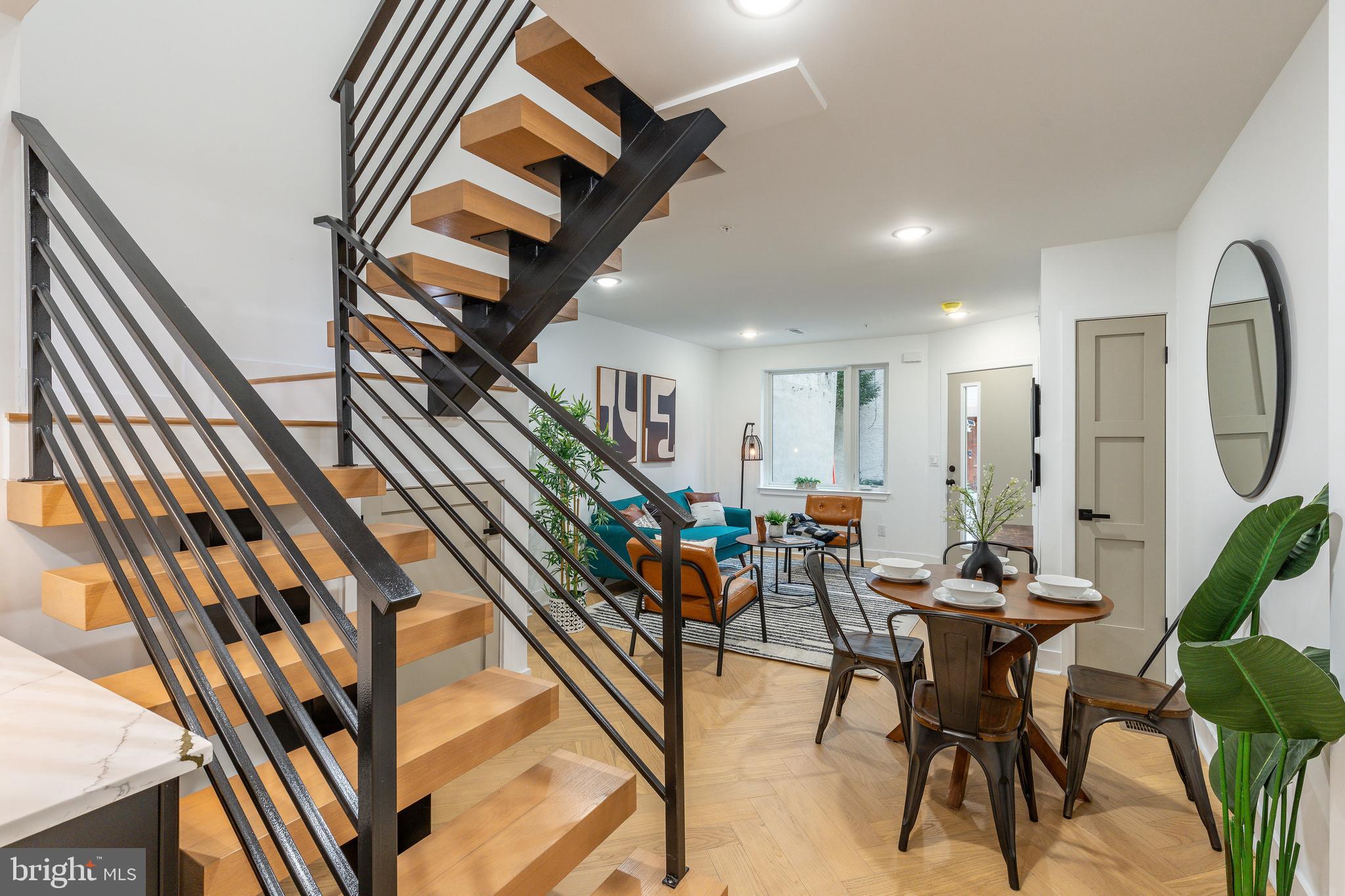 QUEEN VILLAGE - Residential
