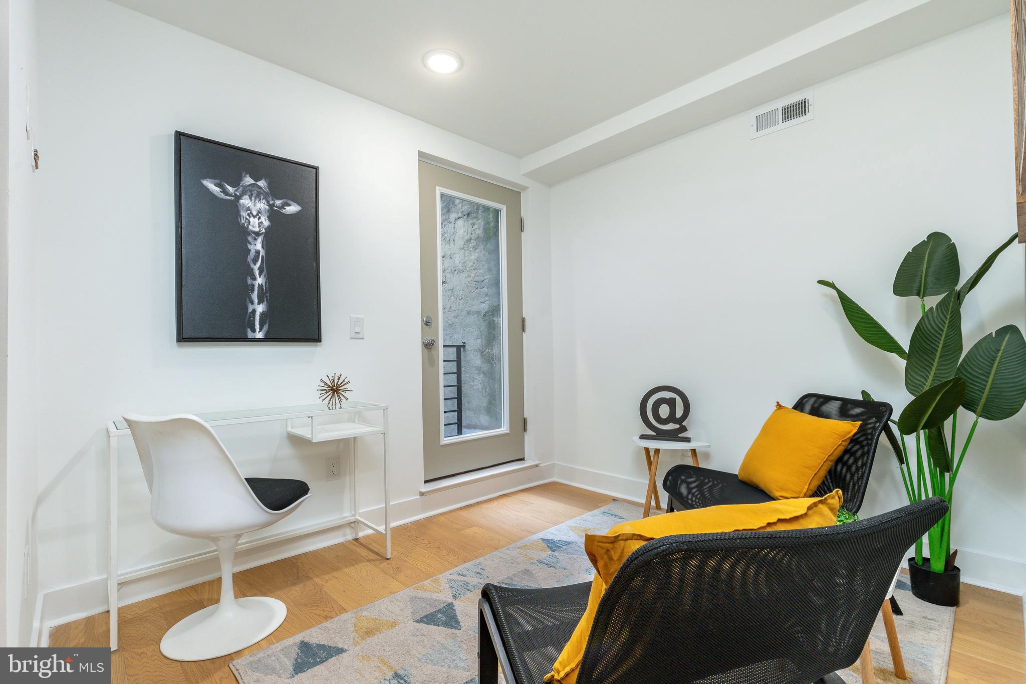 QUEEN VILLAGE - Residential