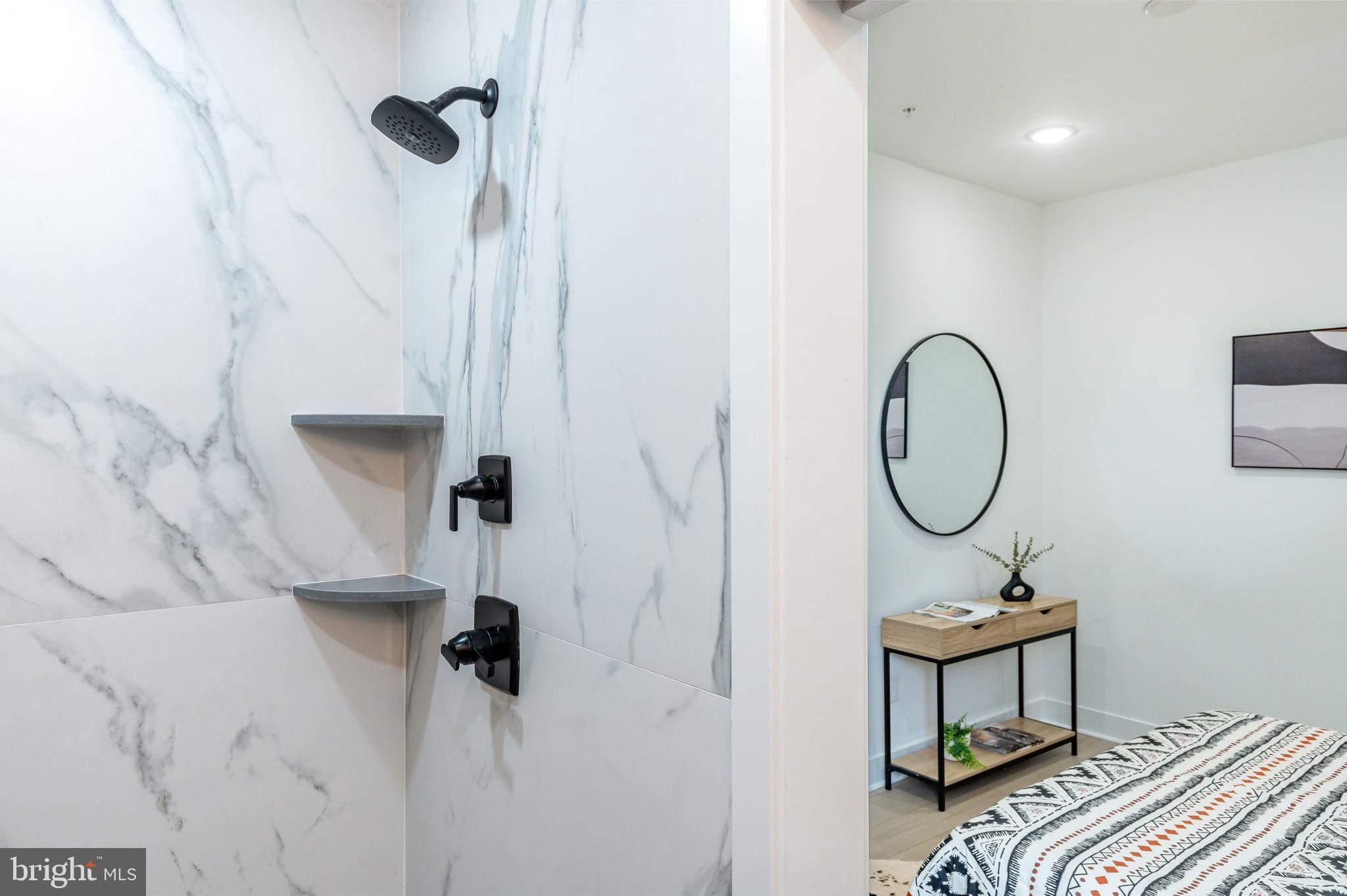 QUEEN VILLAGE - Residential