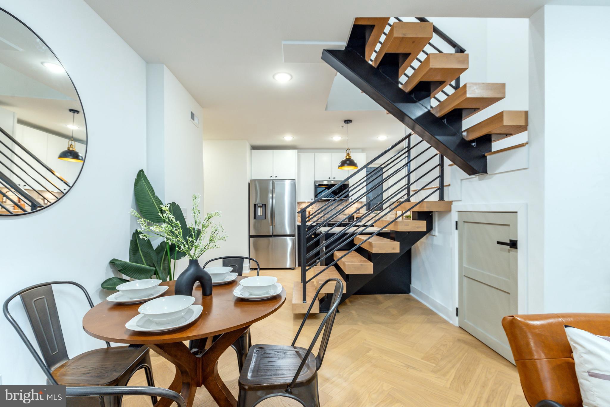 QUEEN VILLAGE - Residential