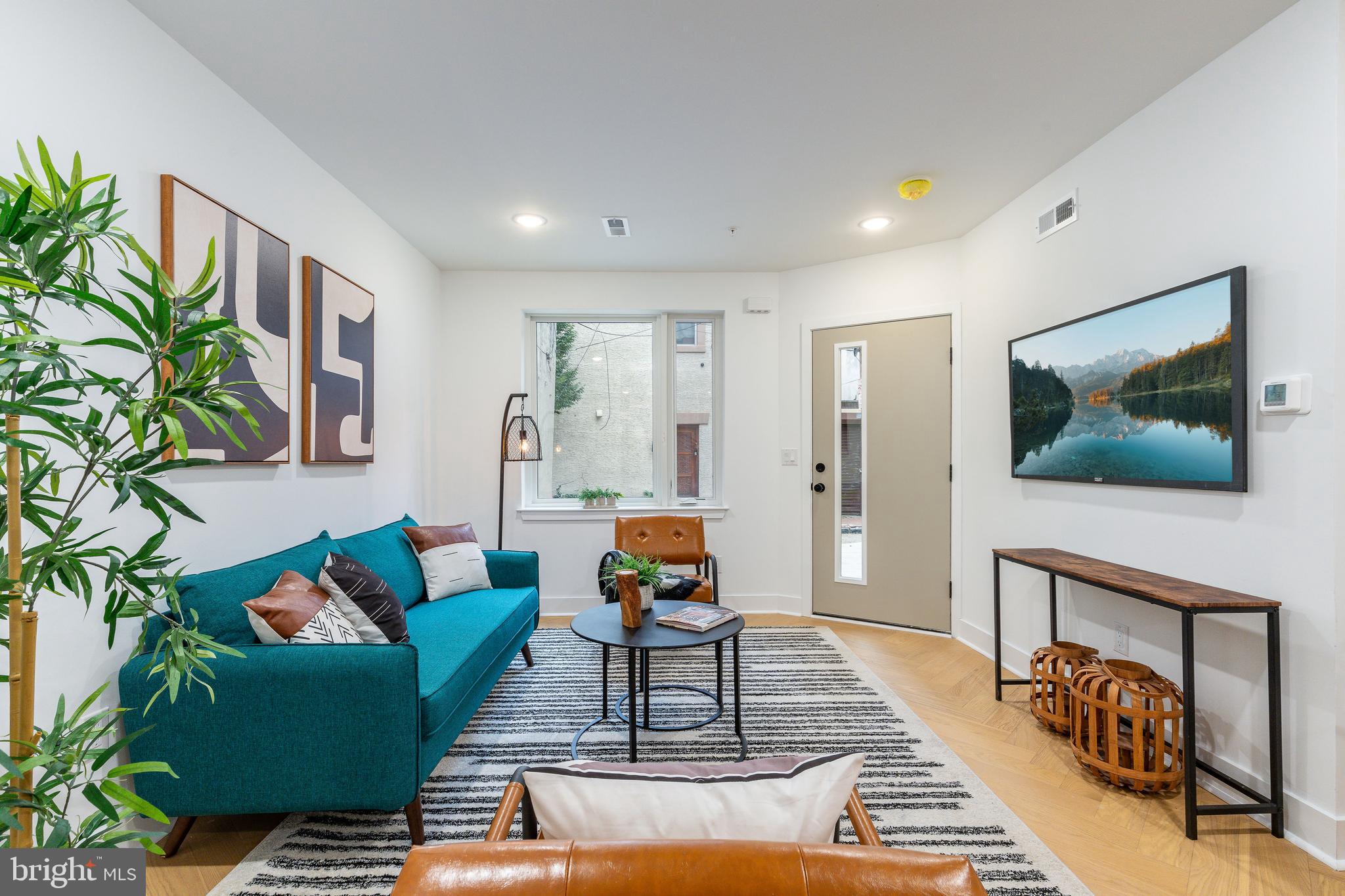 QUEEN VILLAGE - Residential