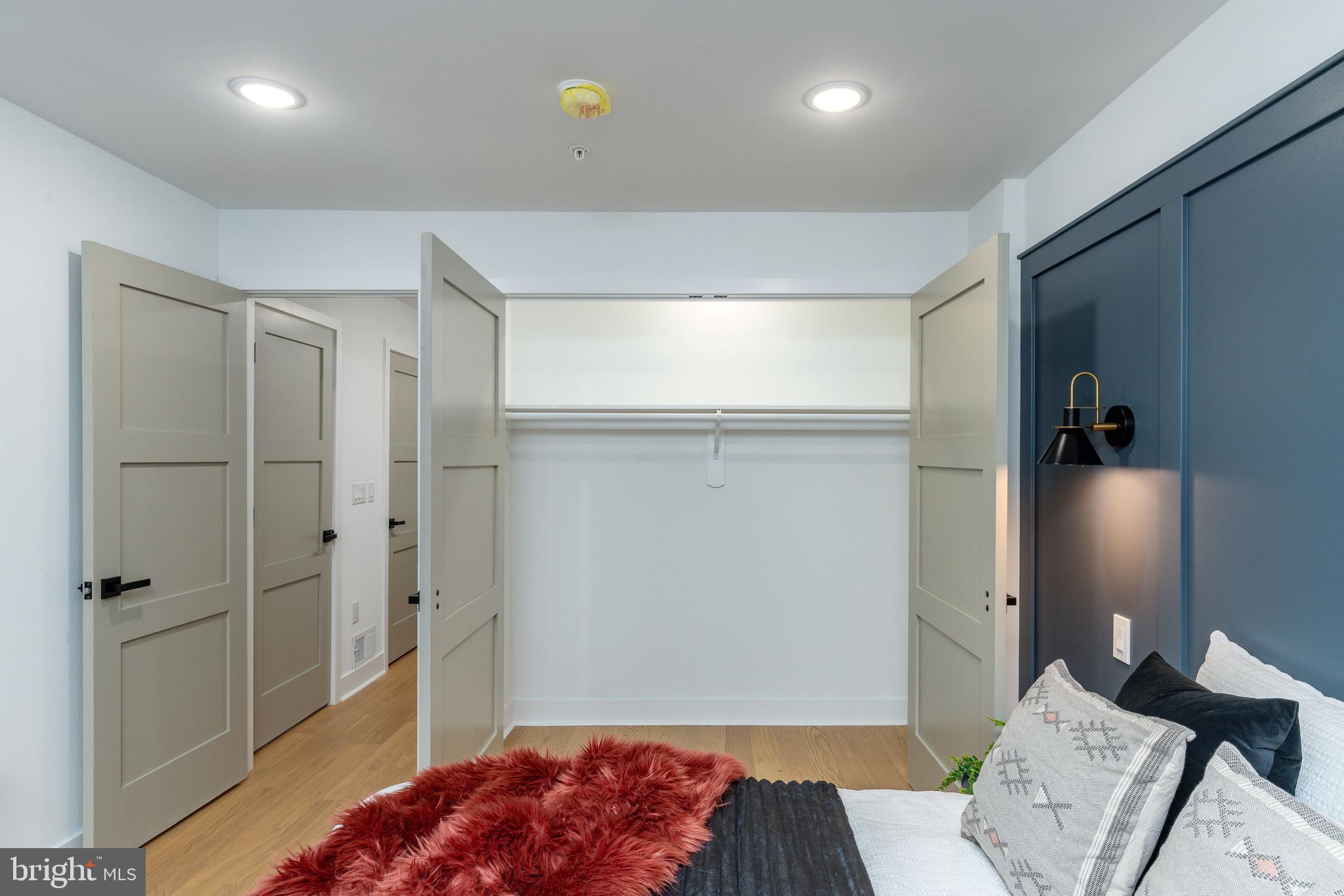 QUEEN VILLAGE - Residential