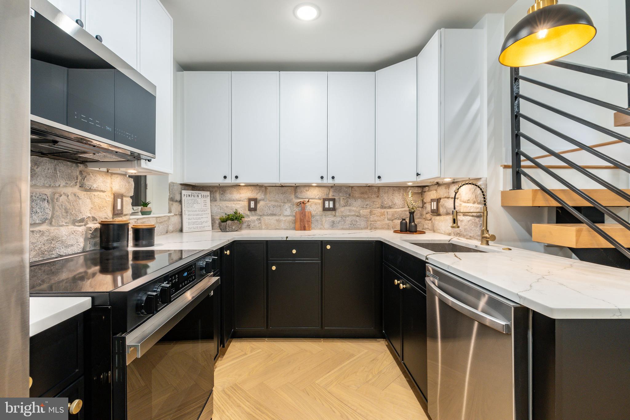 QUEEN VILLAGE - Residential