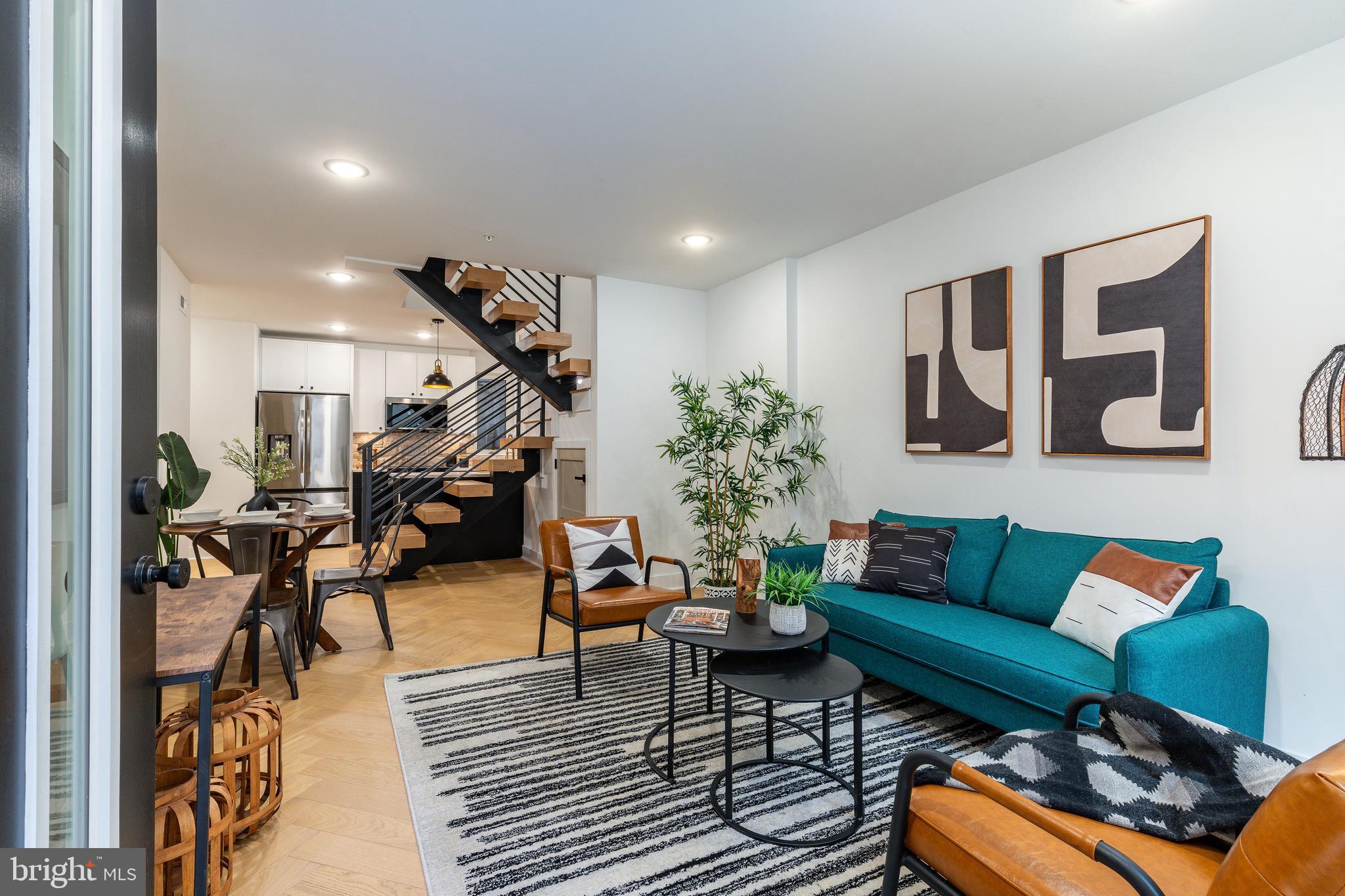 QUEEN VILLAGE - Residential