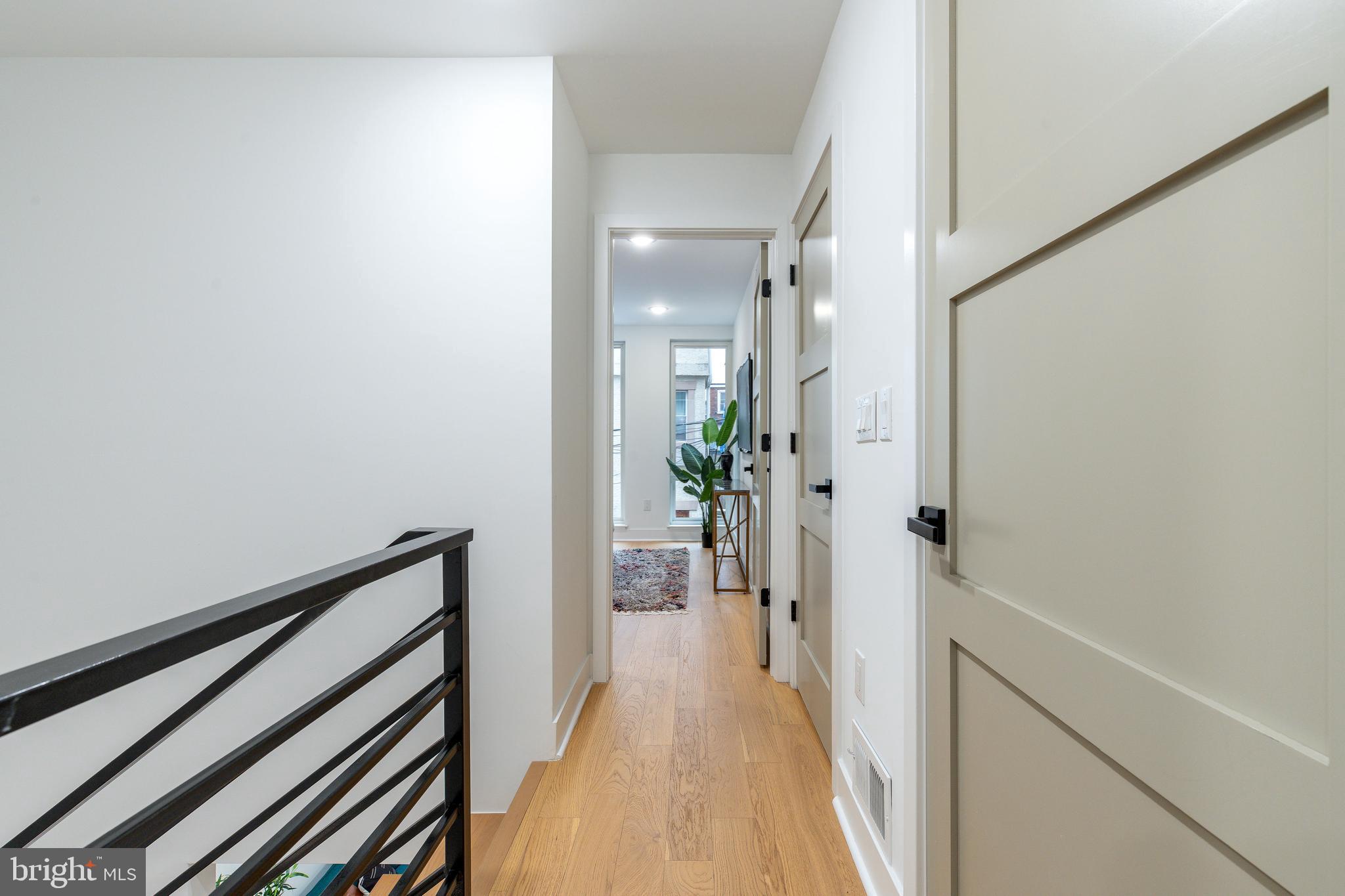 QUEEN VILLAGE - Residential