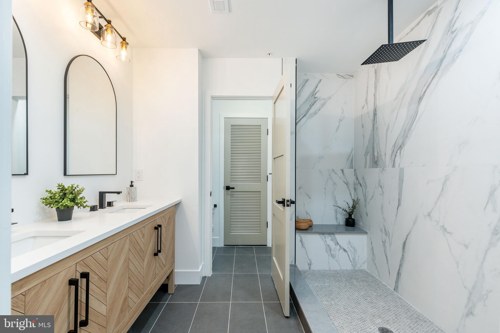 QUEEN VILLAGE - Residential