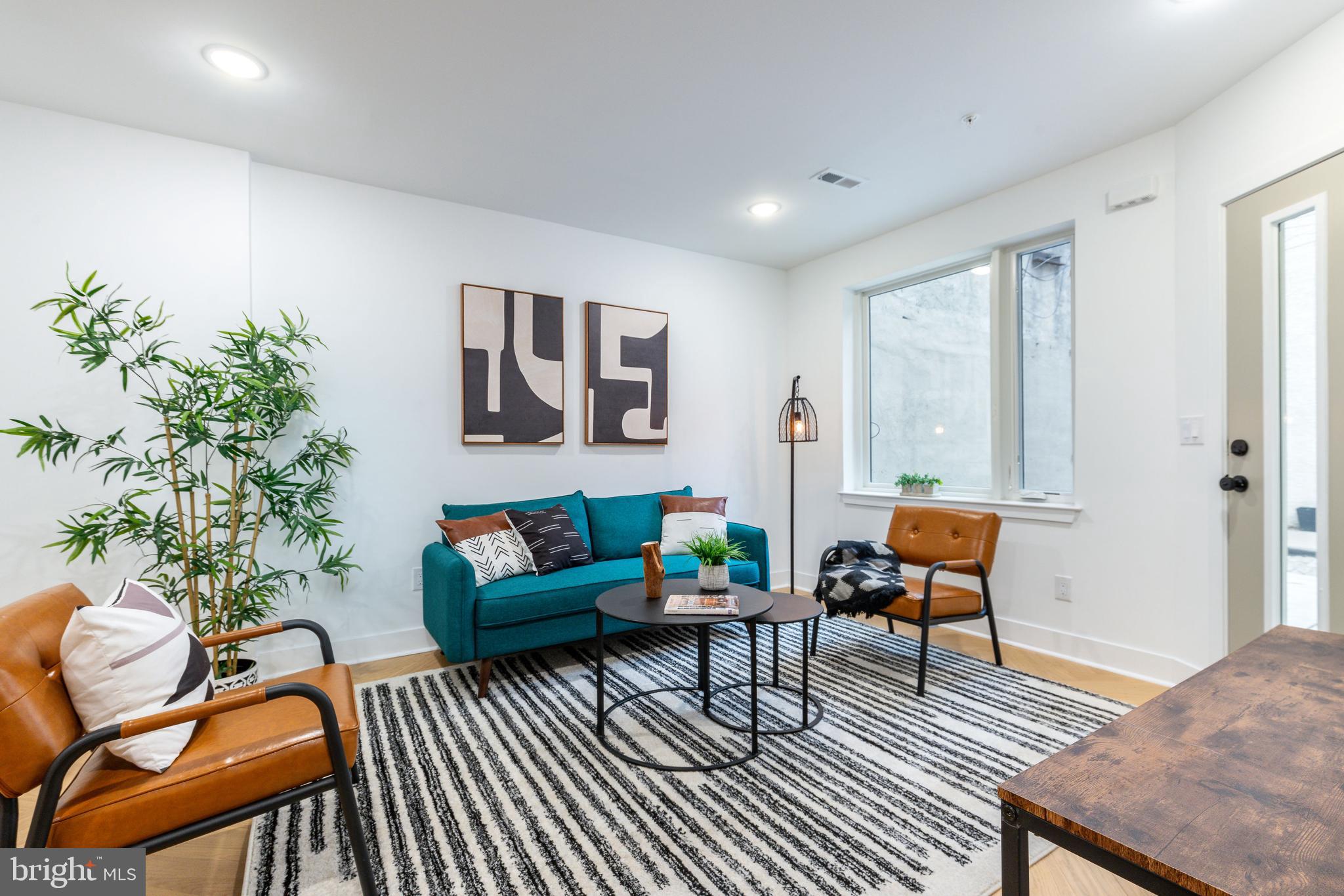 QUEEN VILLAGE - Residential