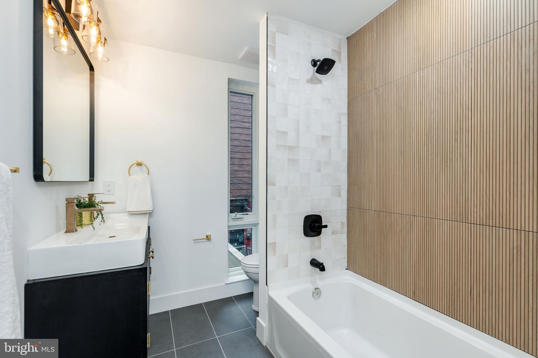 QUEEN VILLAGE - Residential
