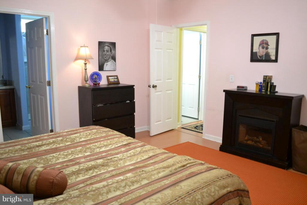 MEADOWS OF CHANTILLY - Residential