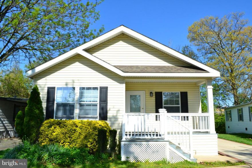 Beautiful Manufactured Home - Meticulously maintained.  3BR 2BA Hard surface floors throughout.  Updated kitchen with separate dining room.  Large master suite with double vanity and walk in shower.  Premium Lot - No on in front or behind.  Close to community amenities.  Pool, 24/7 Fitness Center, recreation center, gated PM security.