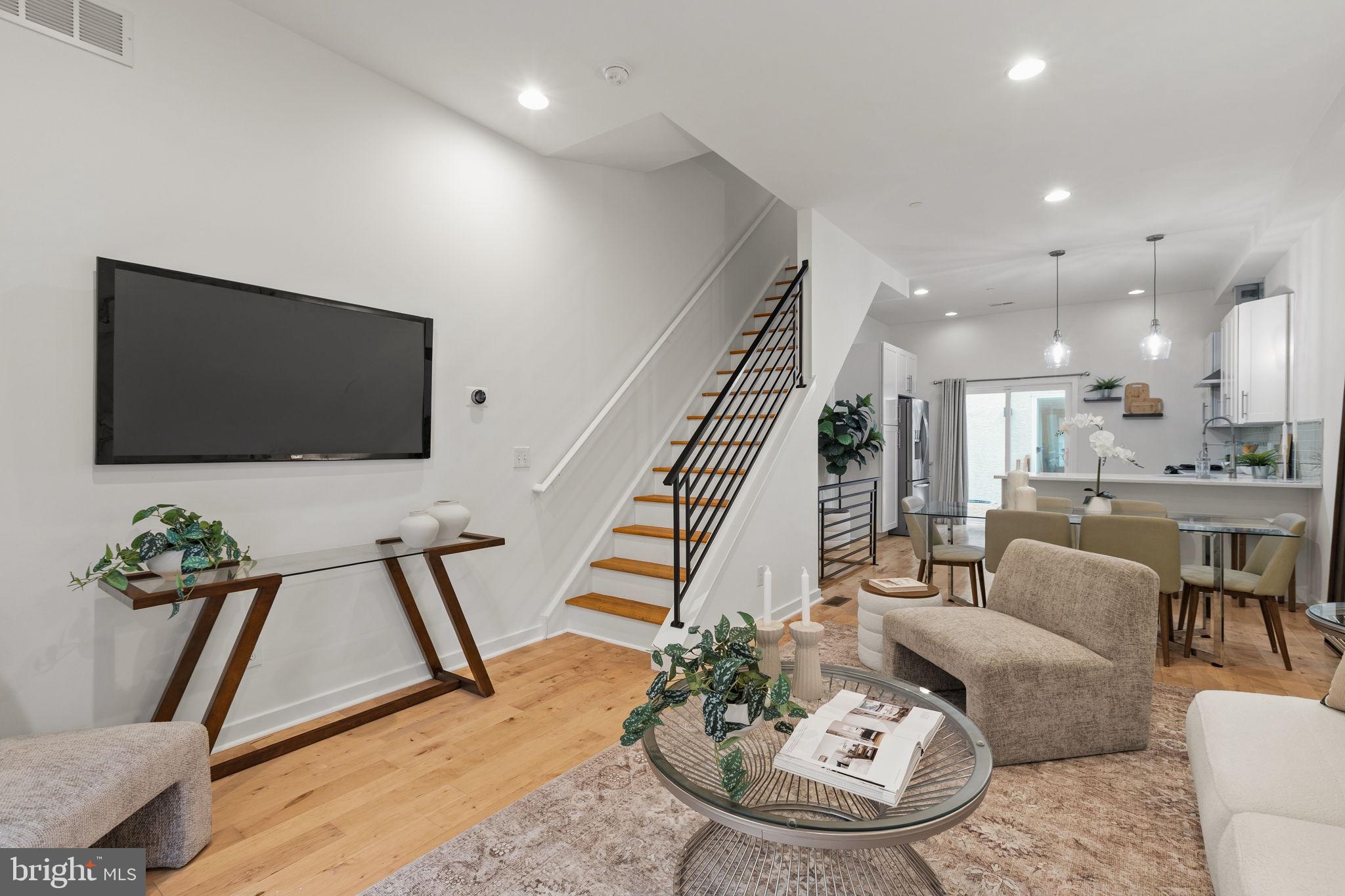 1006 S REESE STREET
