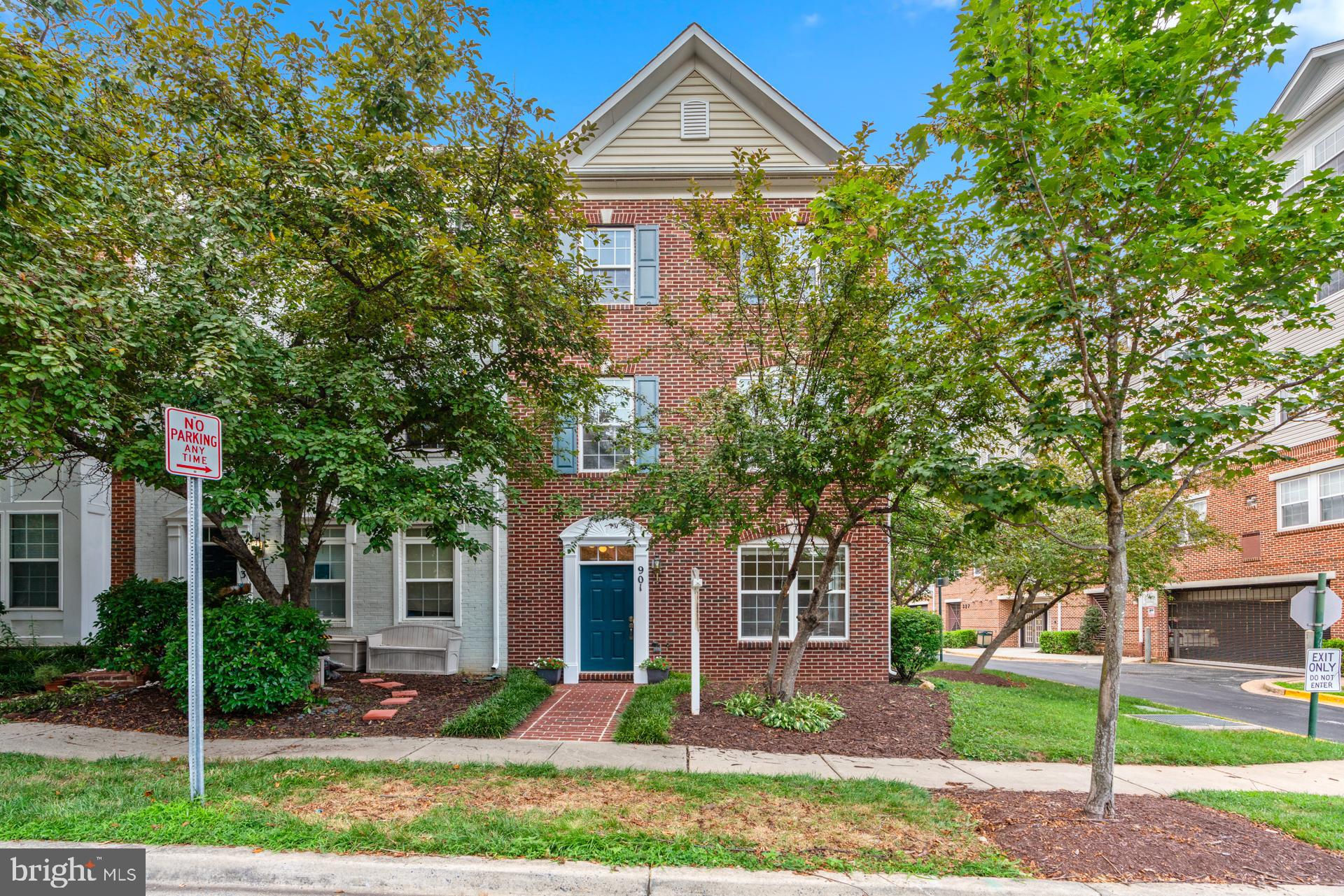 Please remove shoes or use shoe covers provided.
Luxury End Townhouse with 4 bedroom and 3 1/2 bath, sun-room, 2 deck, 2 car garage, 2 walking closet on master bedroom. Fabulous floor plan over 3000 sq., bright ,over sized windows. Dual HVAC system, hardwood floor throughout . Many replacement have been done in the recent past including brand - new : roof , hardwood floor on upper level , refrigerator , professional painting , laminate floor utility room and storage, all lamps . One of the AC unit replaced
in 2019, oven-wall in 2023 , gas stove in 2024, and more... The best location - a short walk to Village Center, shopping, restaurants, dog park, community parks, swimming pool and Metro. Free Shuttle bus to Shady Grove Metro.
Open House 7/20 1-3 p.m.