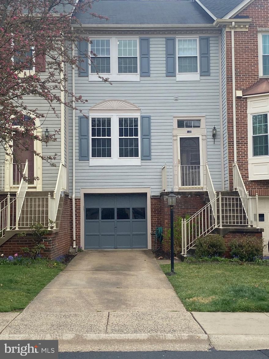 DON'T MISS OUT THIS BEAUTIFUL 1-CAR GARAGE TOWNHOUSE ... Convenient location, I-270, ICC-200, Metro, multiple shopping center / plaza - Kentlands, Downtown Crown etc ... BRAND NEW Kitchen, appliances, carpet, FRESHLY paint throughout ... Hardwood floor on the mail level and lower level ... new carpet ... OVERLOOK deck ... Fences backyard ... A lot of nature lighting ... Skylight on the hallway ... much more.