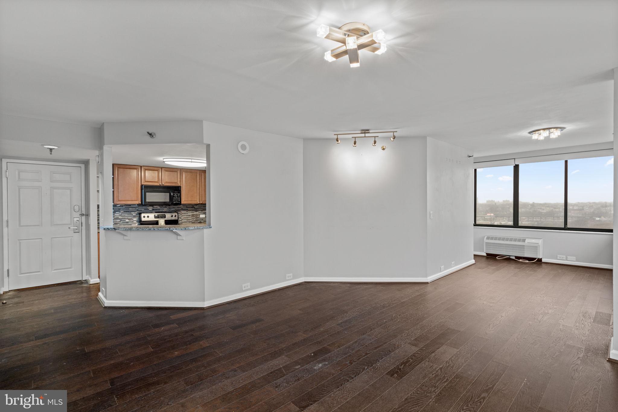 LOGAN SQUARE - Residential