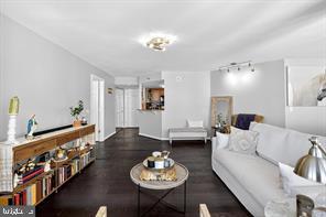 LOGAN SQUARE - Residential