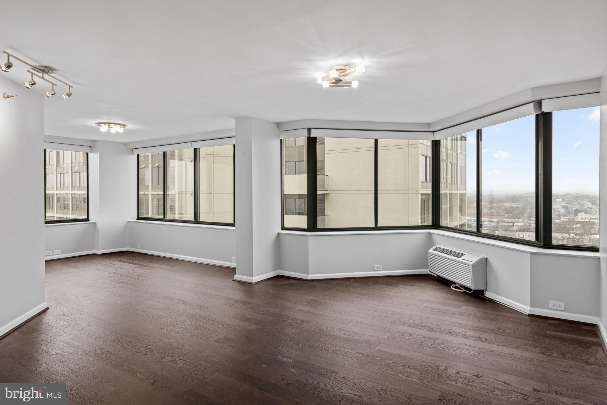 LOGAN SQUARE - Residential