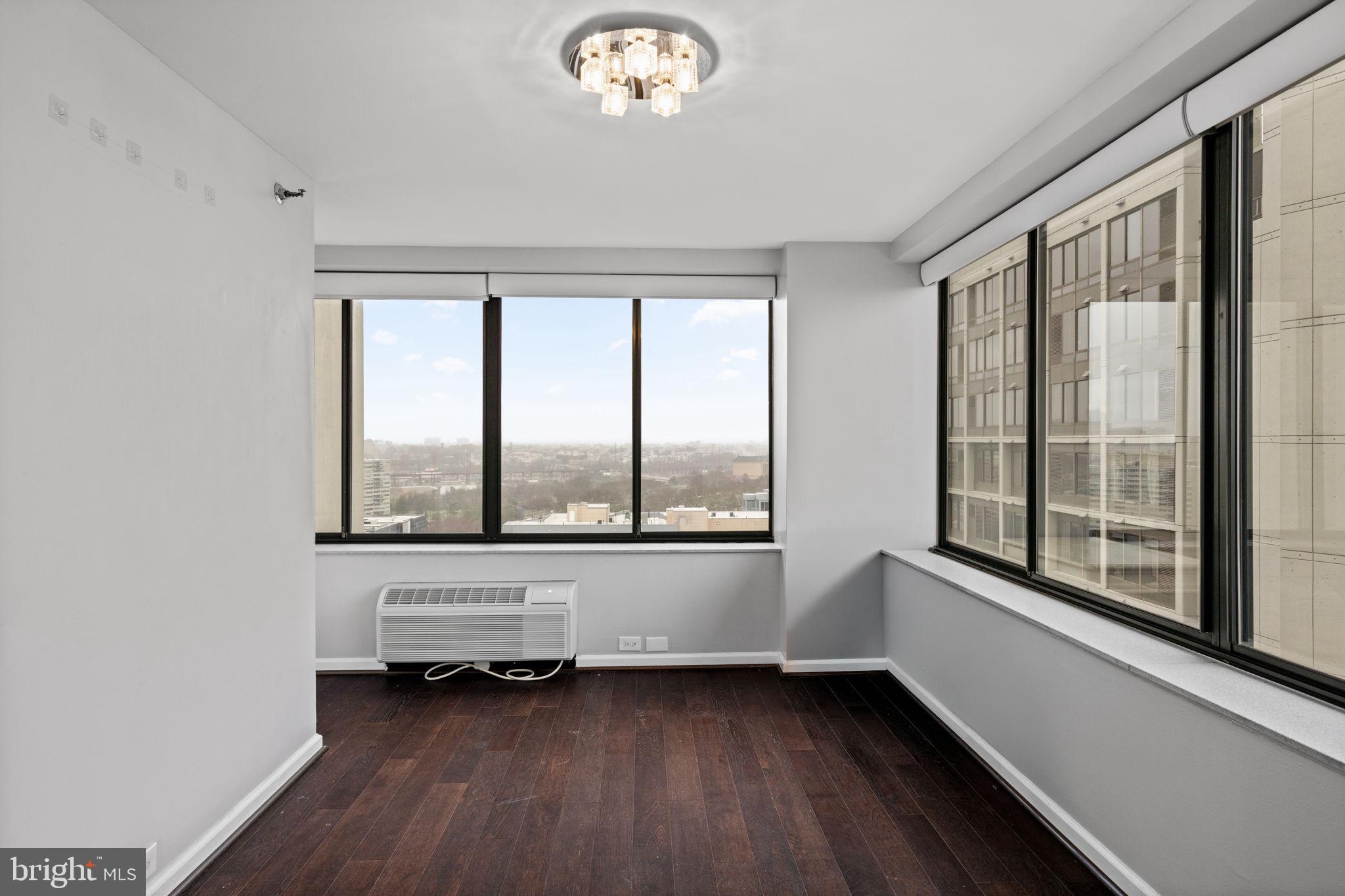 LOGAN SQUARE - Residential