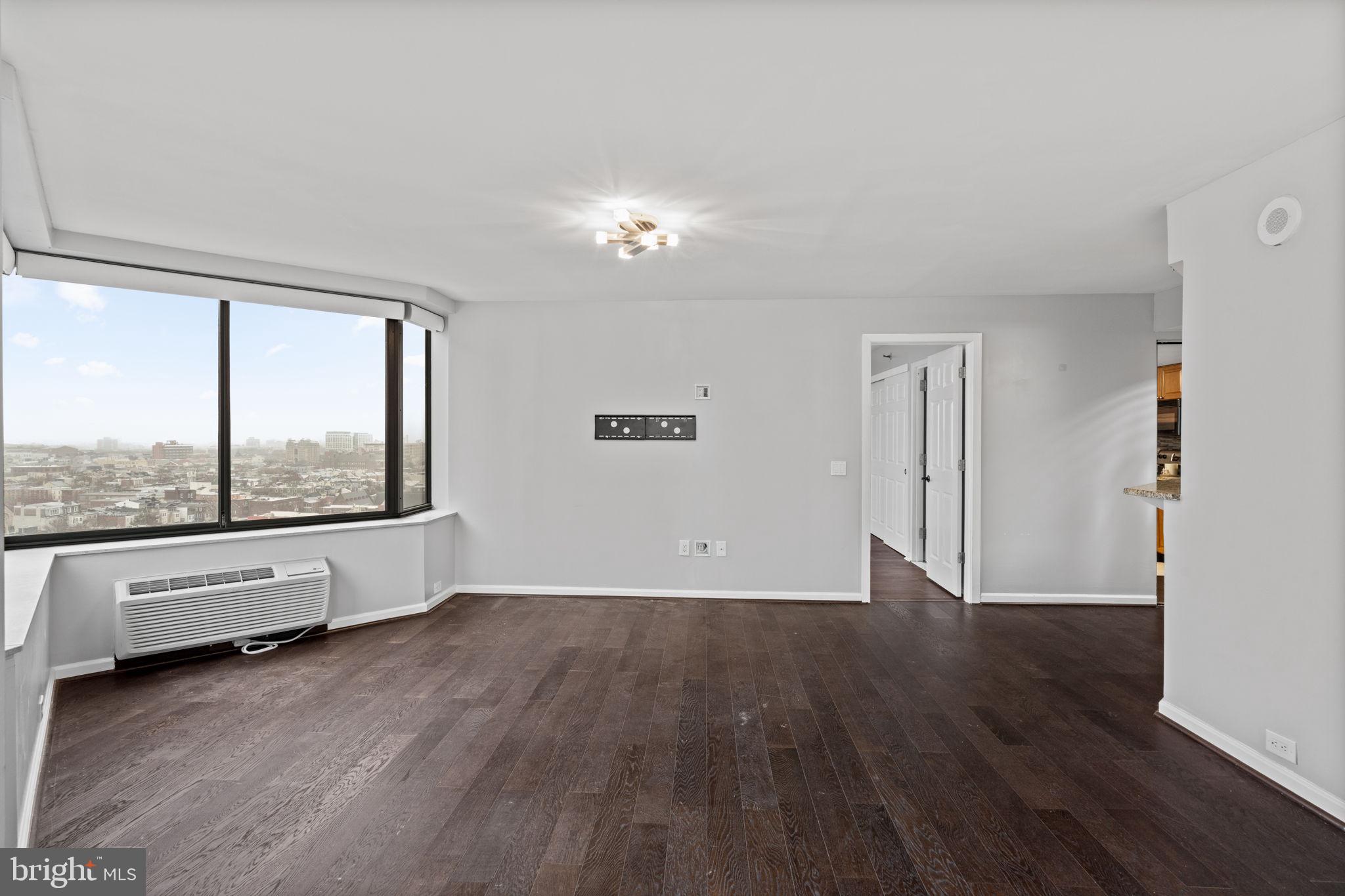 LOGAN SQUARE - Residential