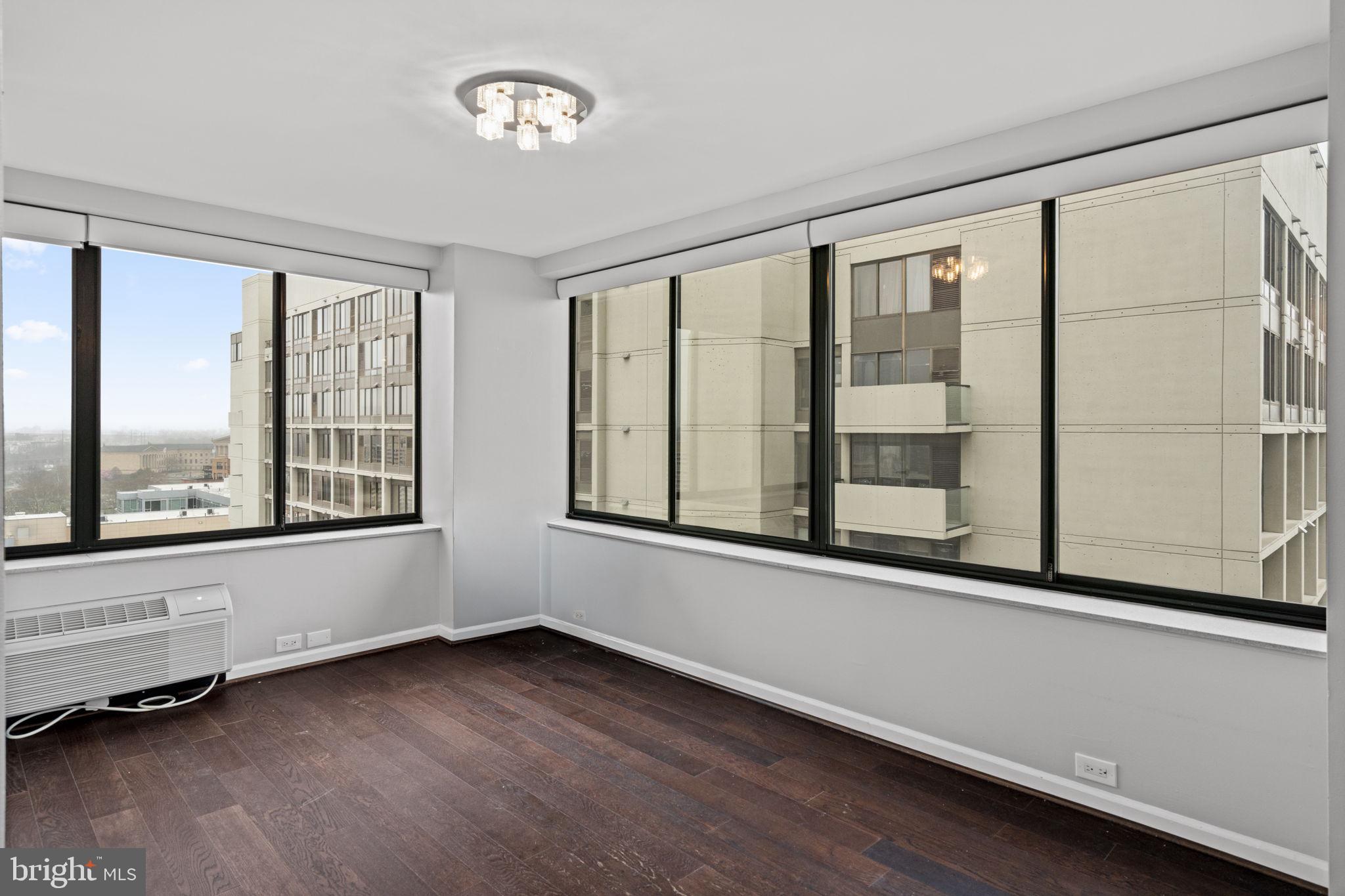 LOGAN SQUARE - Residential