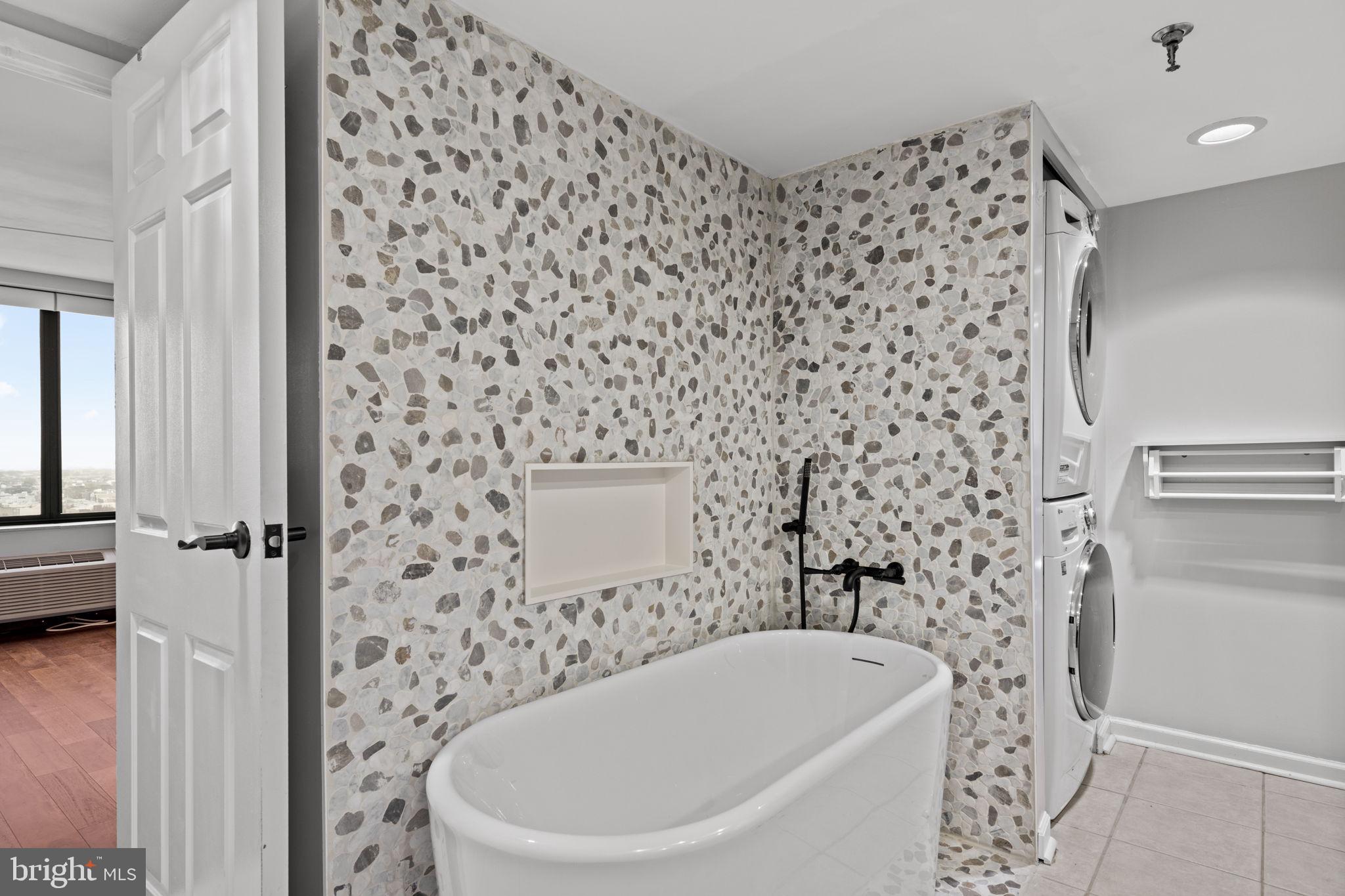 LOGAN SQUARE - Residential