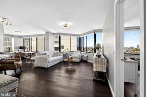 LOGAN SQUARE - Residential