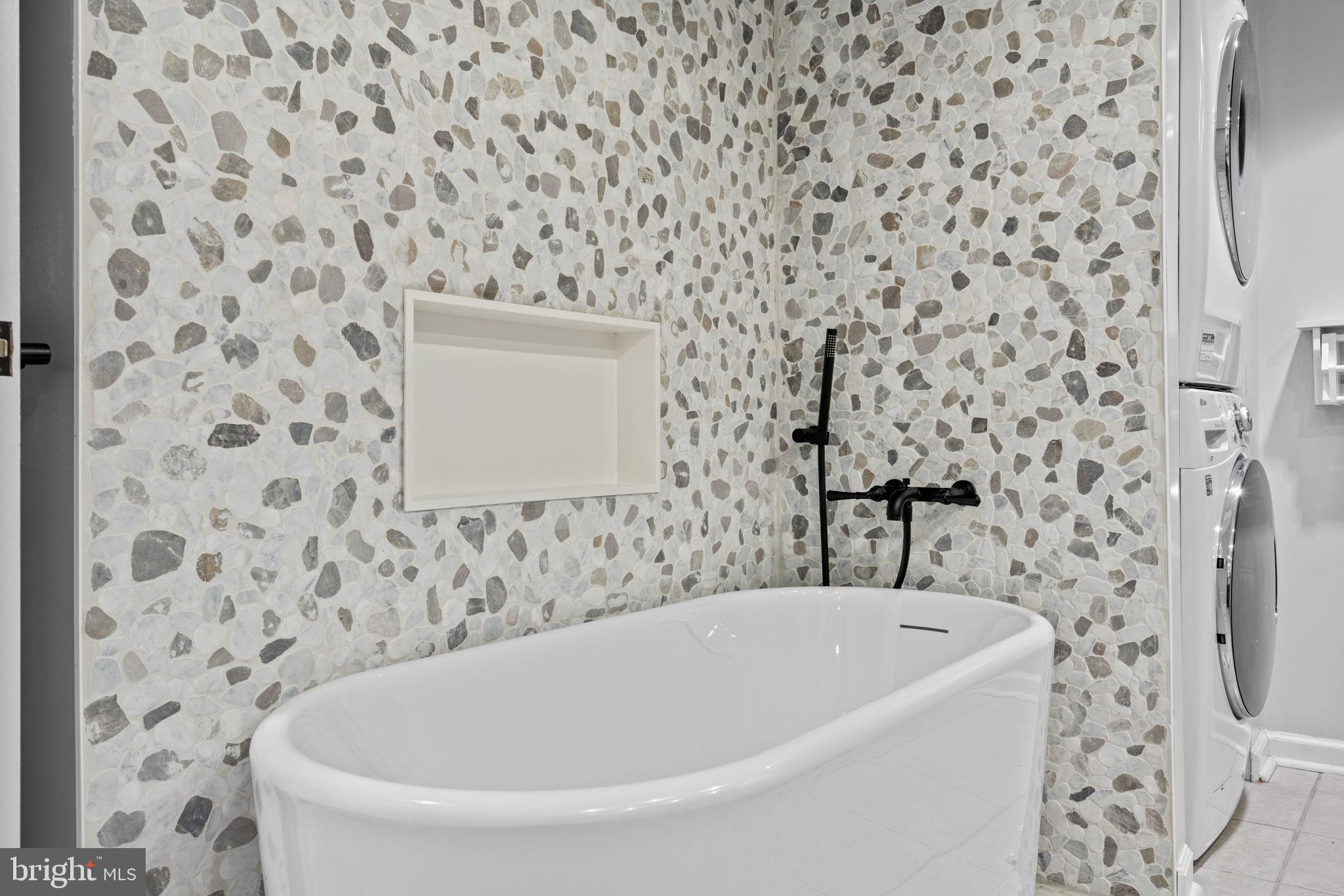 LOGAN SQUARE - Residential