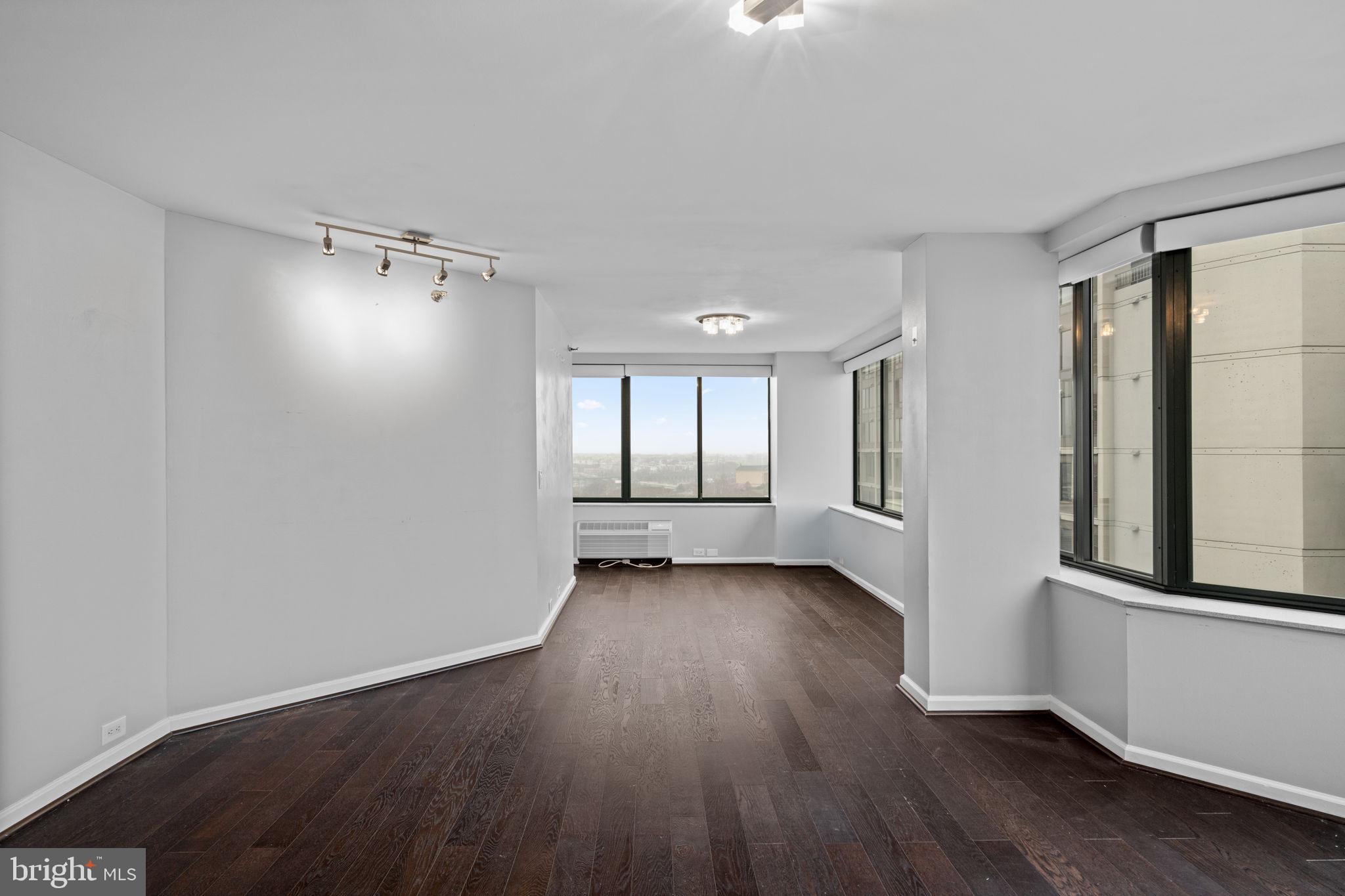 LOGAN SQUARE - Residential