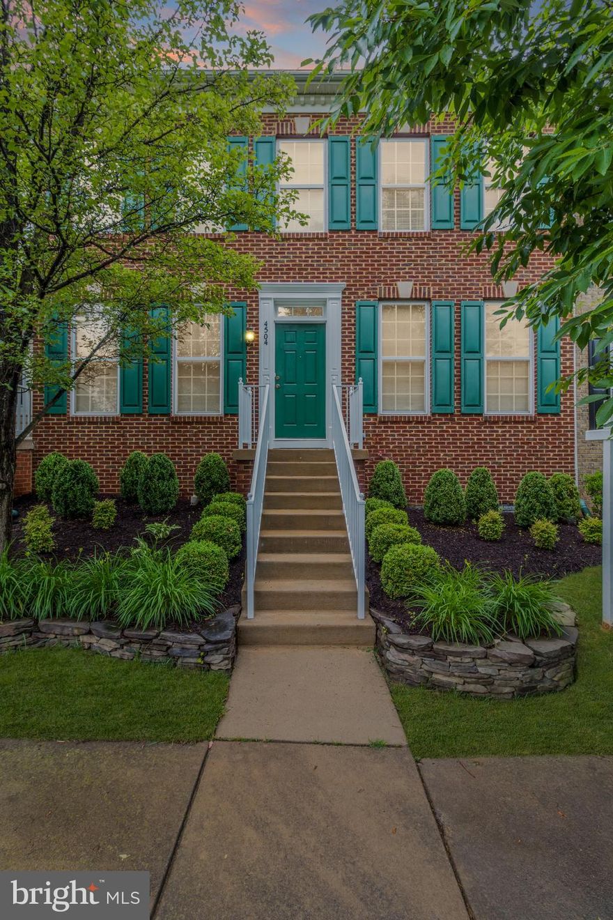 Absolute bargain. Unbelievable price, priced low and firm for your pre-approved buyer who wants a great deal on the nicest home in Woodbridge. Hurry it won't last long at this low low price.