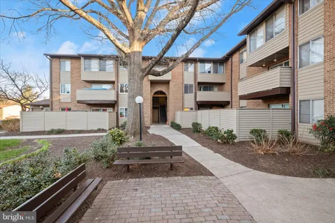 19419 Brassie Place Unit 102, Gaithersburg, MD MLS: MDMC2213368