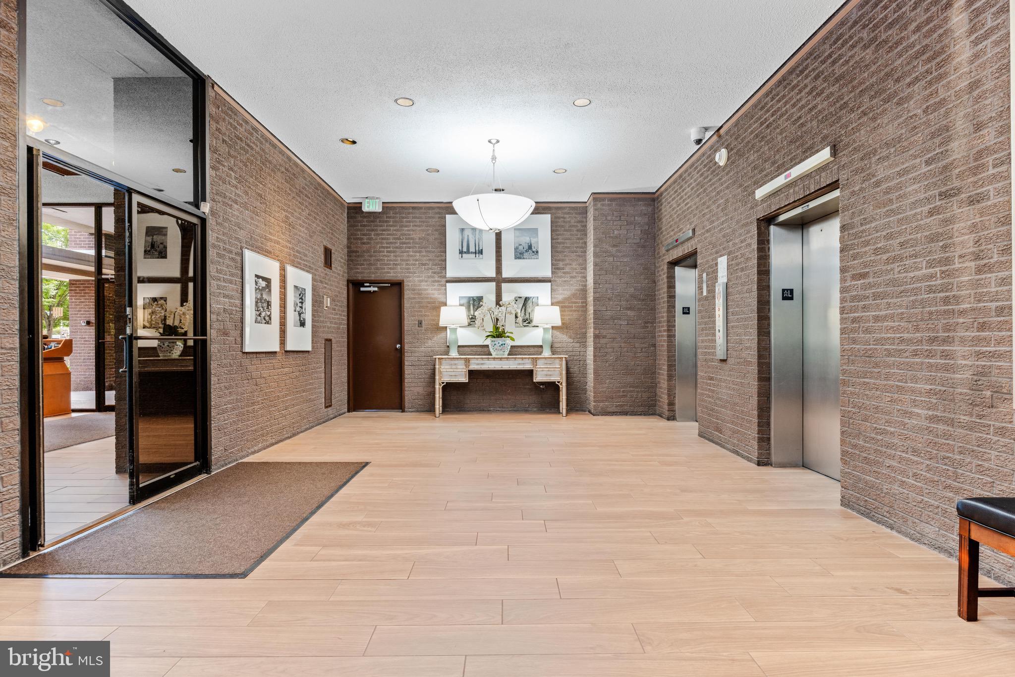 WINTHROP HOUSE - Residential