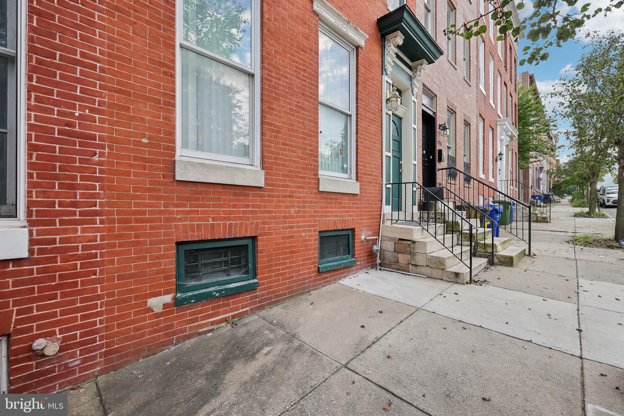 1709 HOLLINS STREET