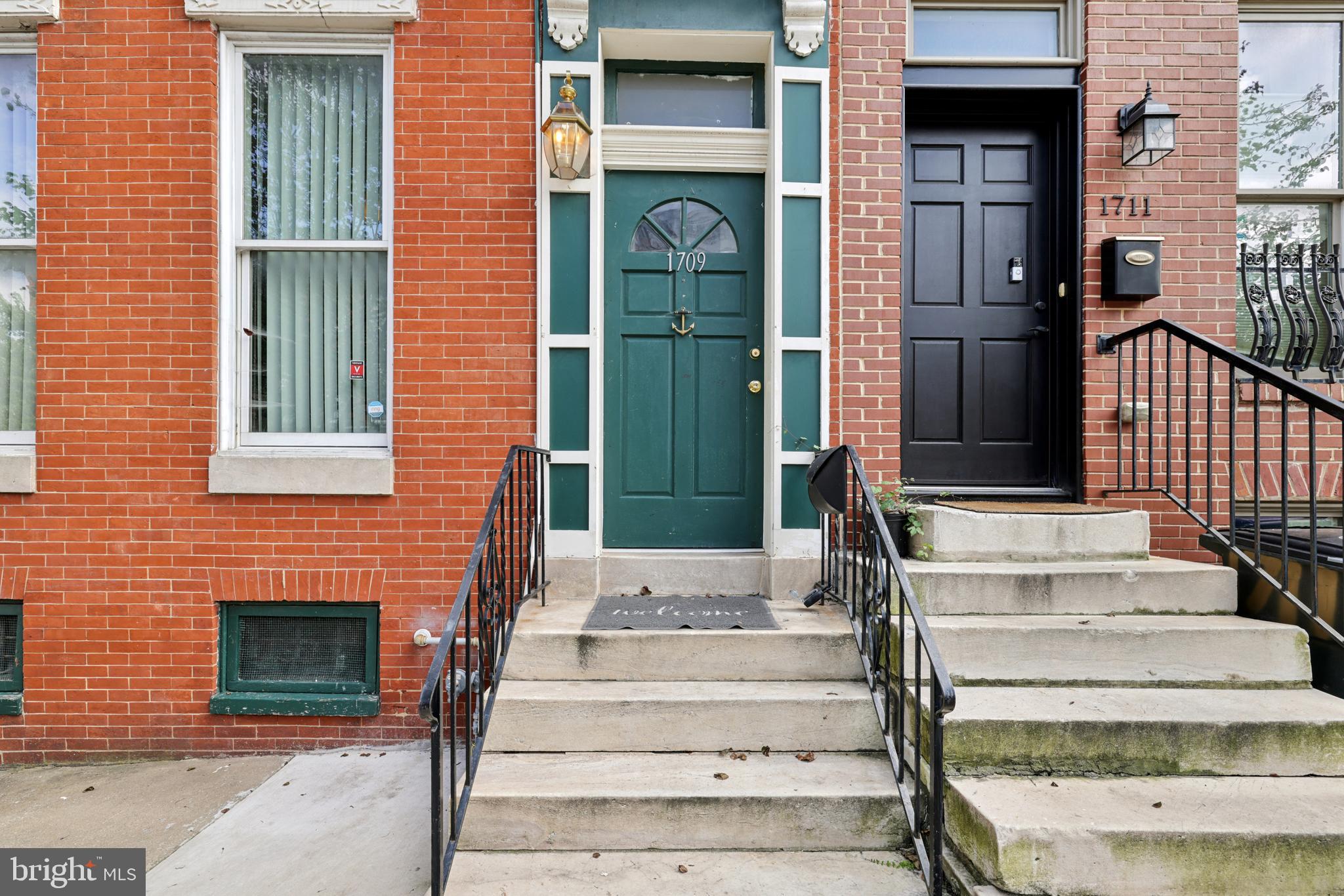 1709 HOLLINS STREET