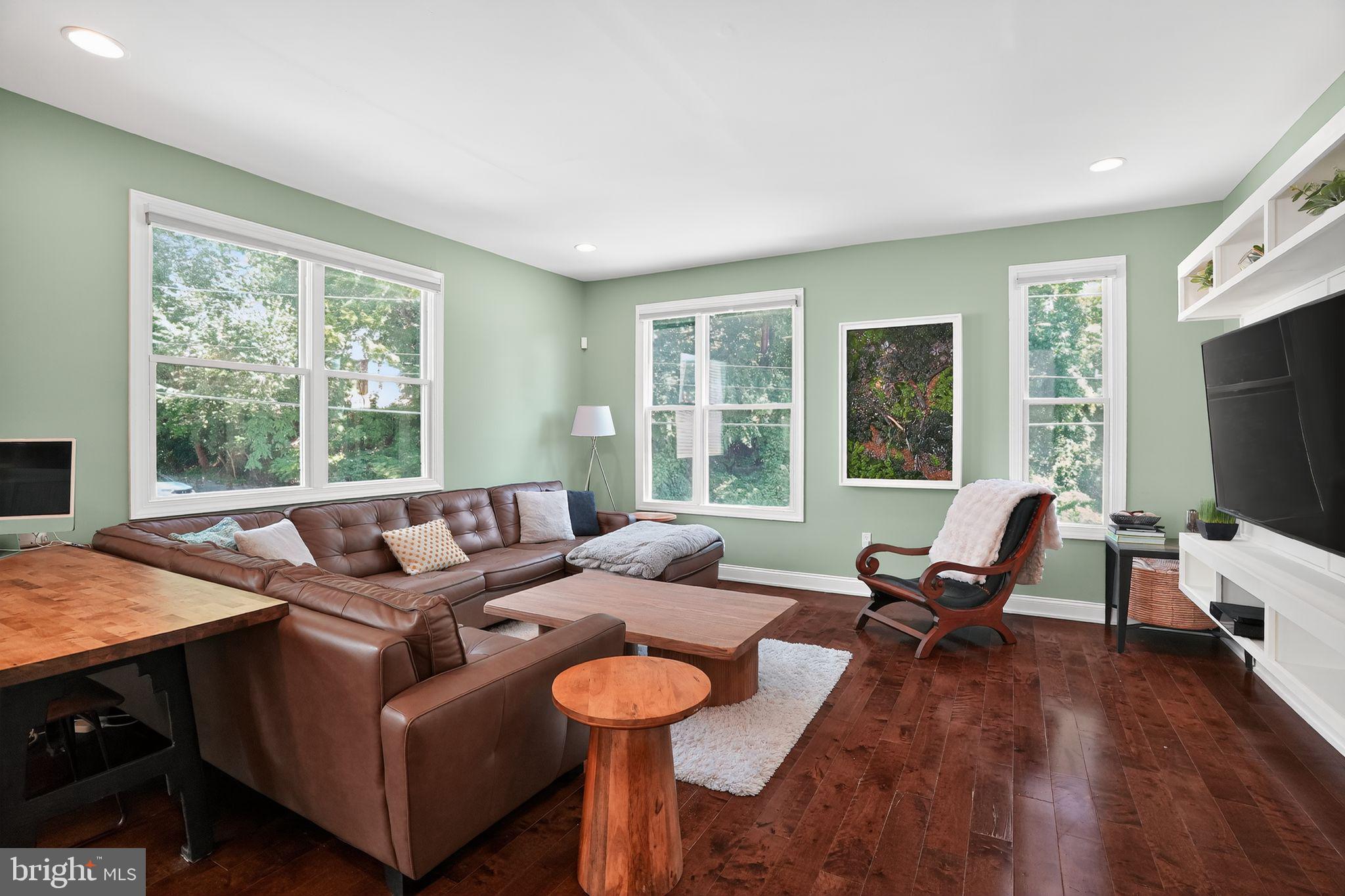 ROXBOROUGH - Residential