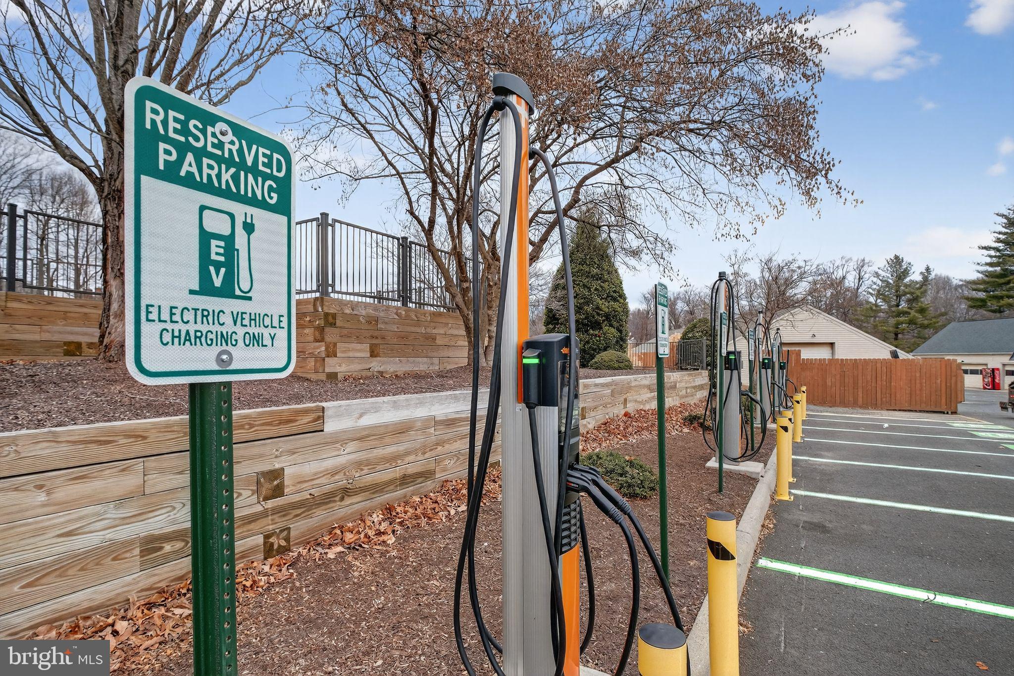 PENDERBROOK SQUARE CONDOMINIUMS - Residential