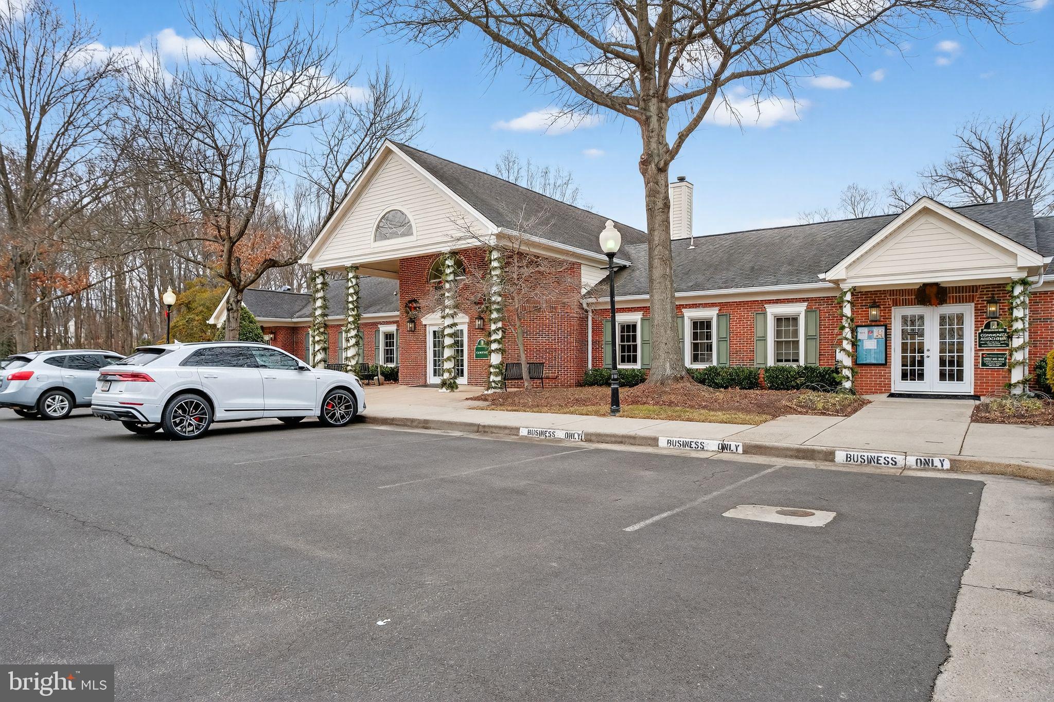 PENDERBROOK SQUARE CONDOMINIUMS - Residential