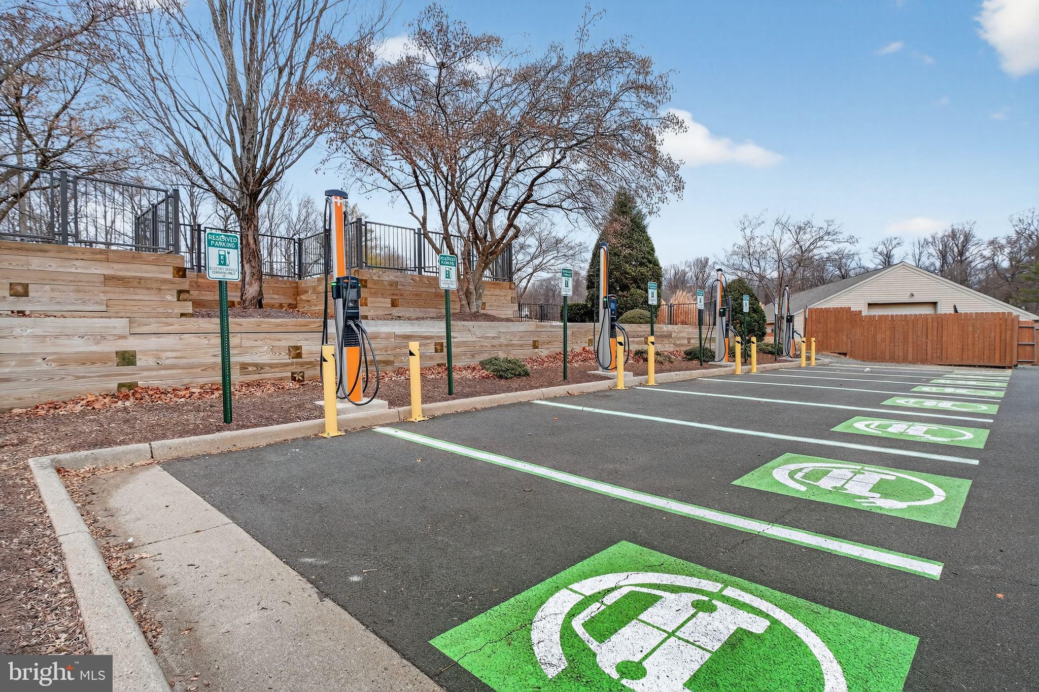 PENDERBROOK SQUARE CONDOMINIUMS - Residential