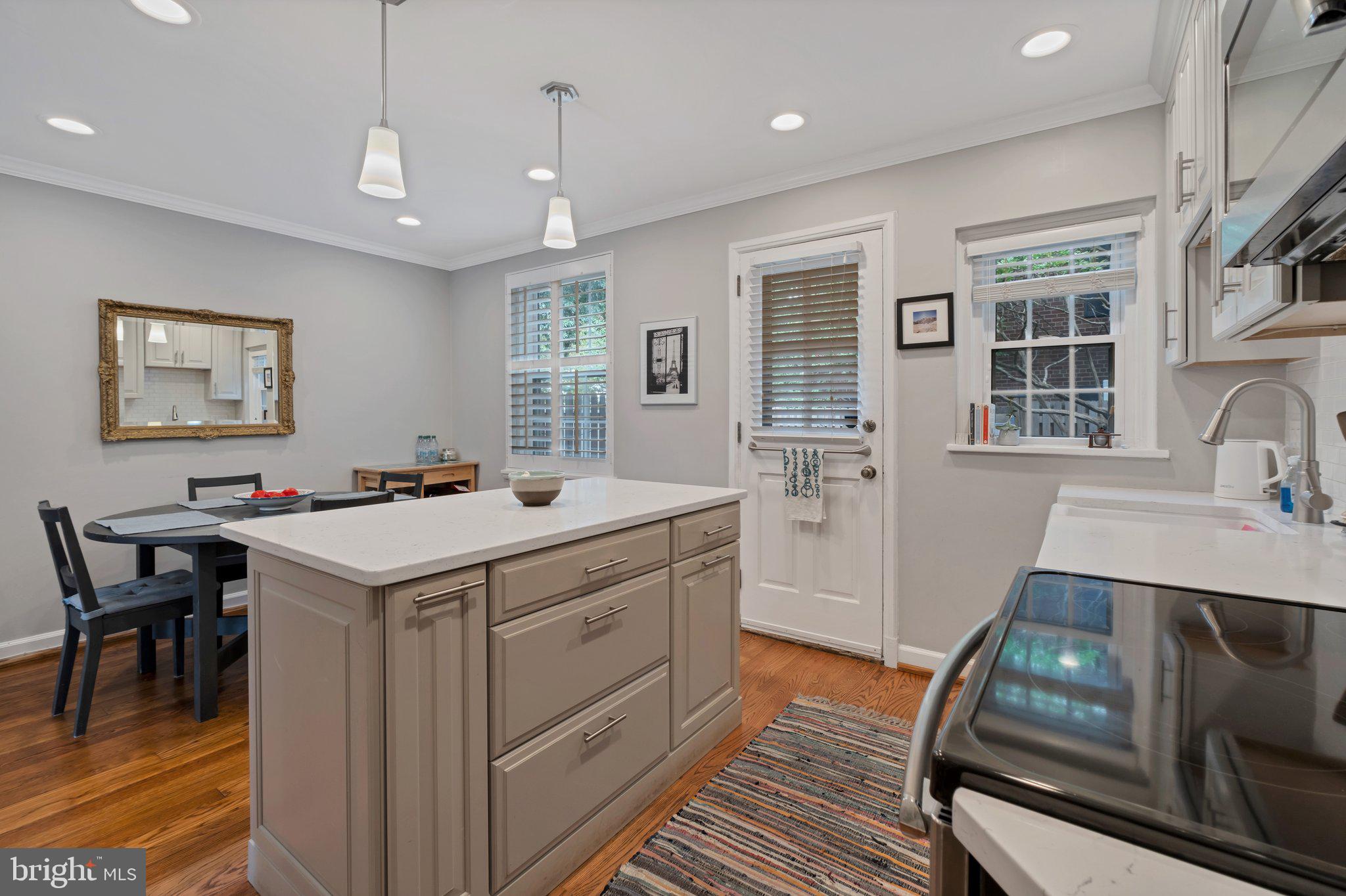 3043 S ABINGDON STREET