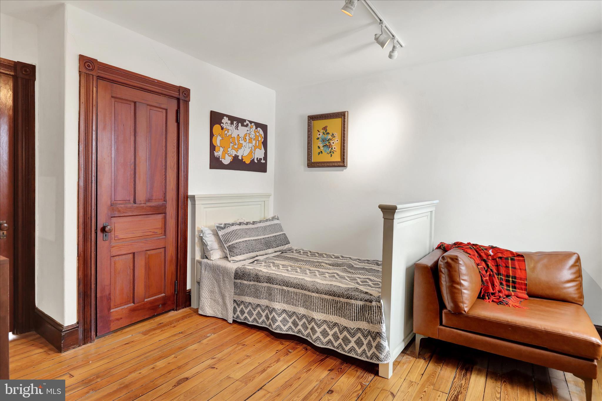 CHESTNUT HILL - Residential