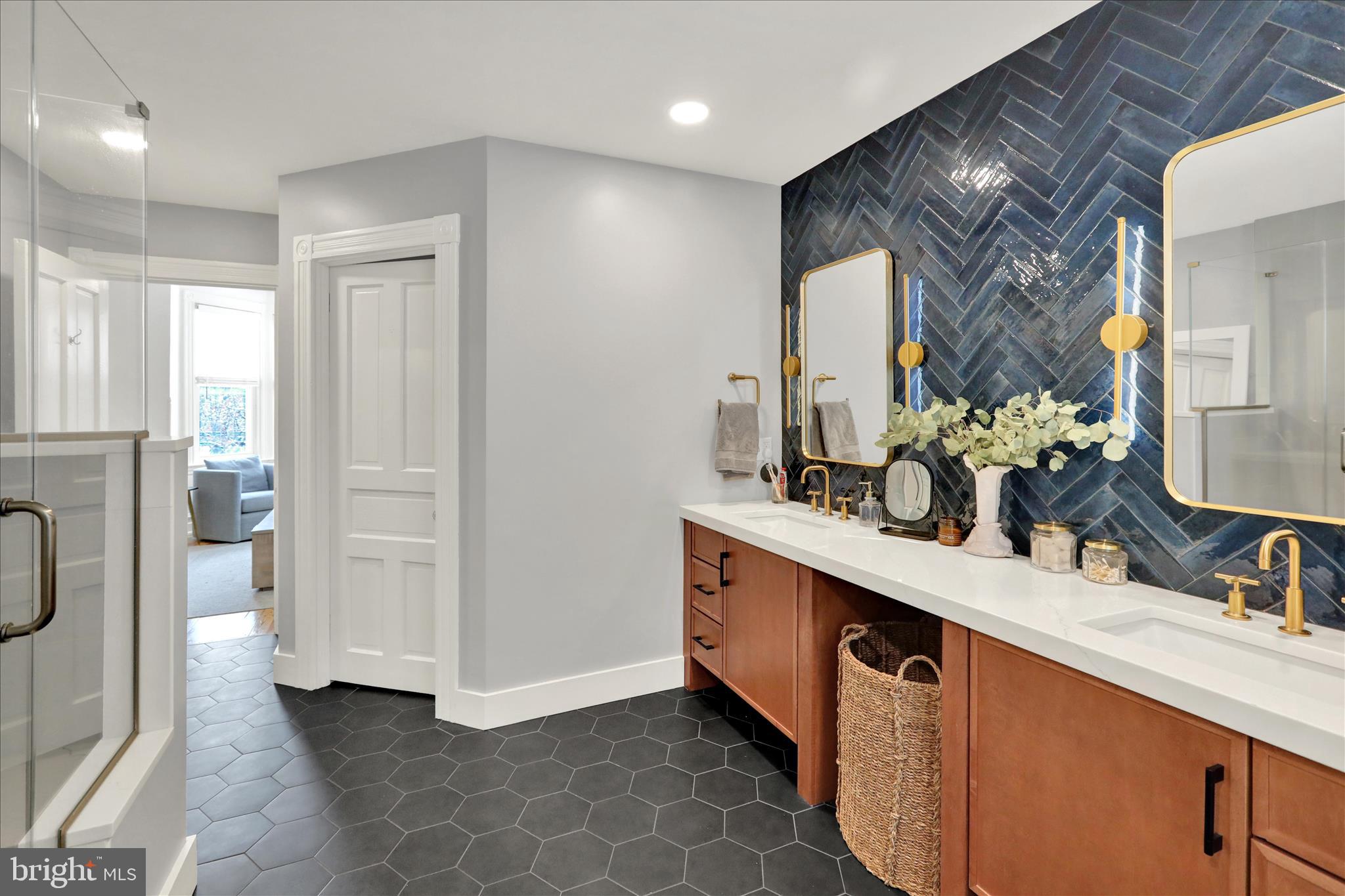 CHESTNUT HILL - Residential