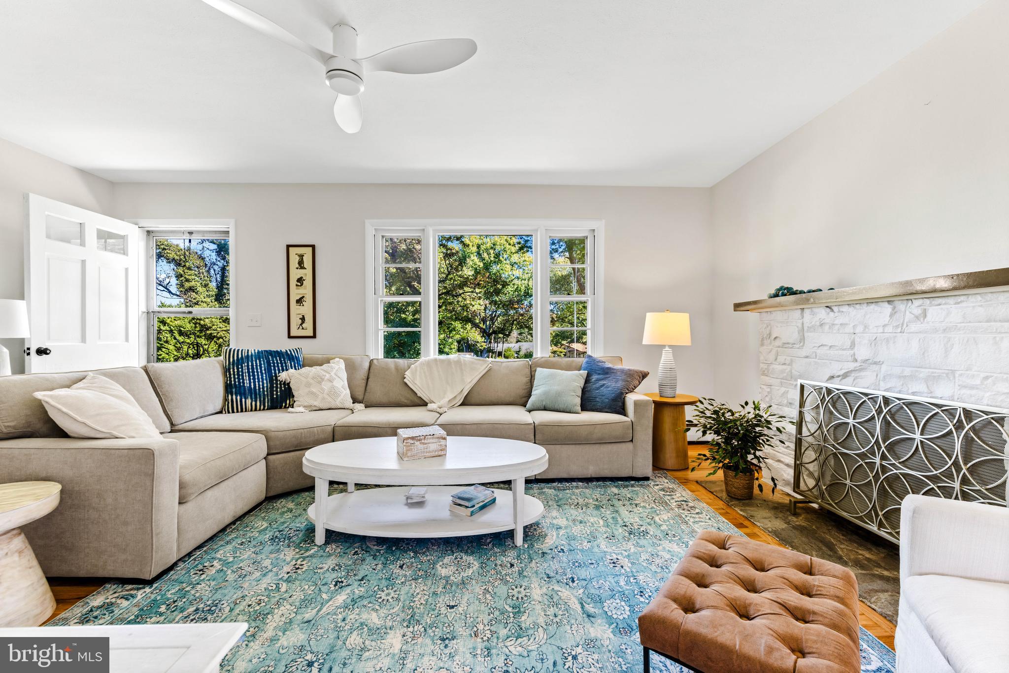 ROLLING HILLS - Residential