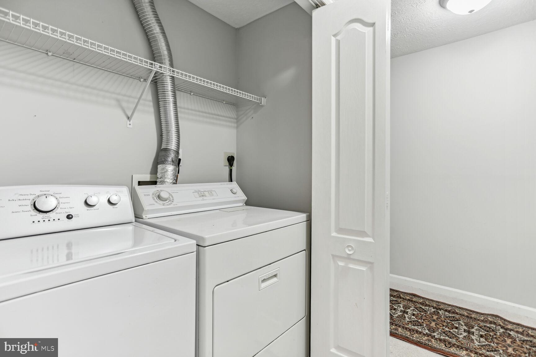 LAKE LARGO - Residential