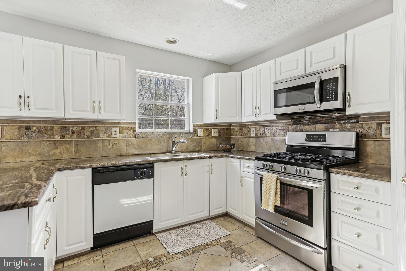 LAKE LARGO - Residential