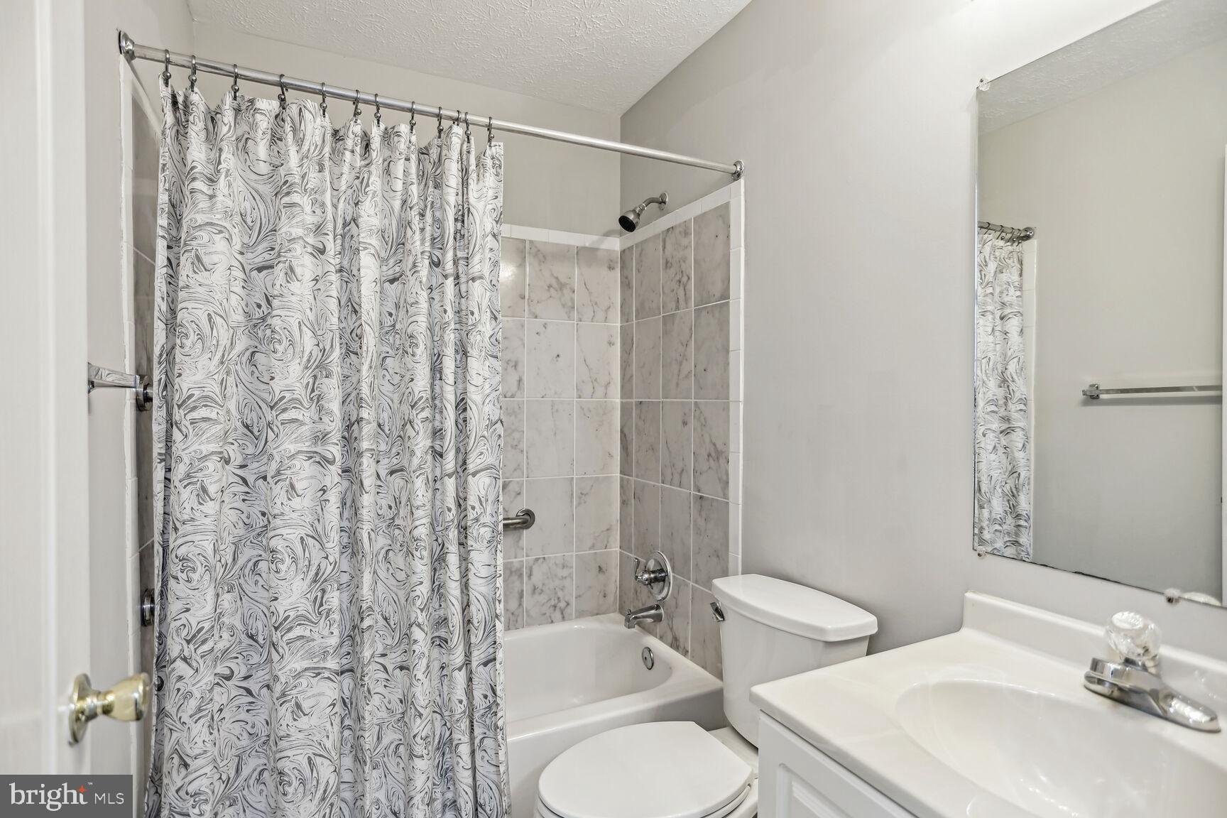 LAKE LARGO - Residential