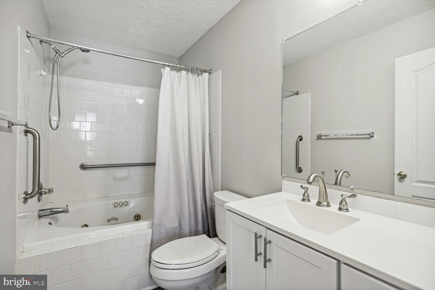 LAKE LARGO - Residential