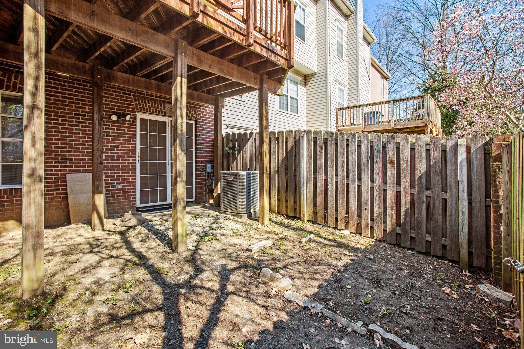 LAKE LARGO - Residential