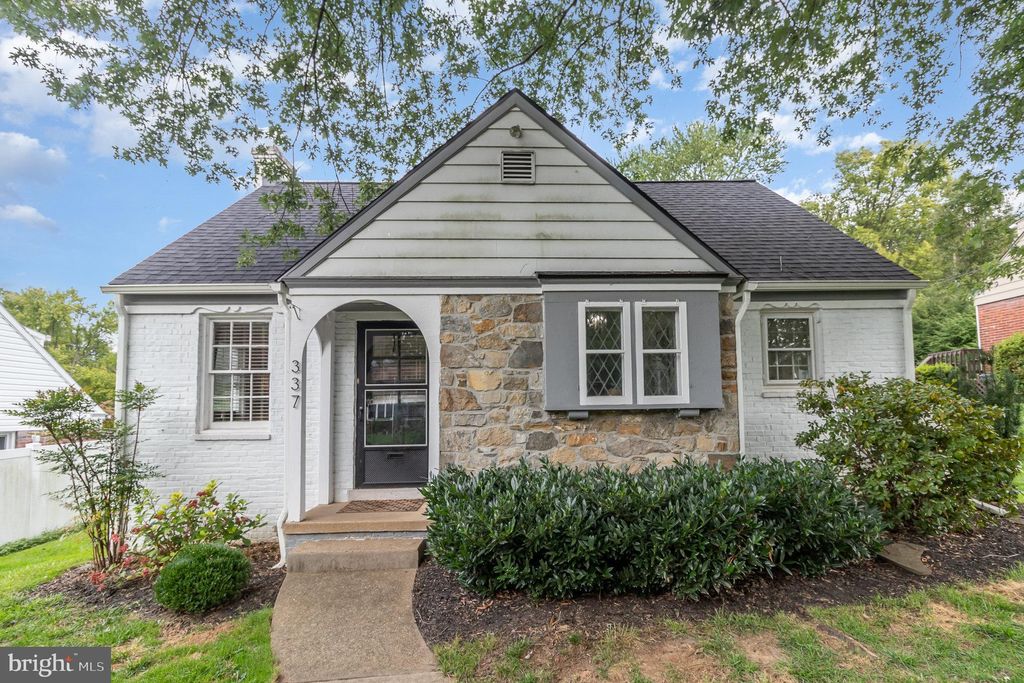 Photo of 337 Abbeyville Road, Lancaster, PA 17603 (MLS # PALA2041324)